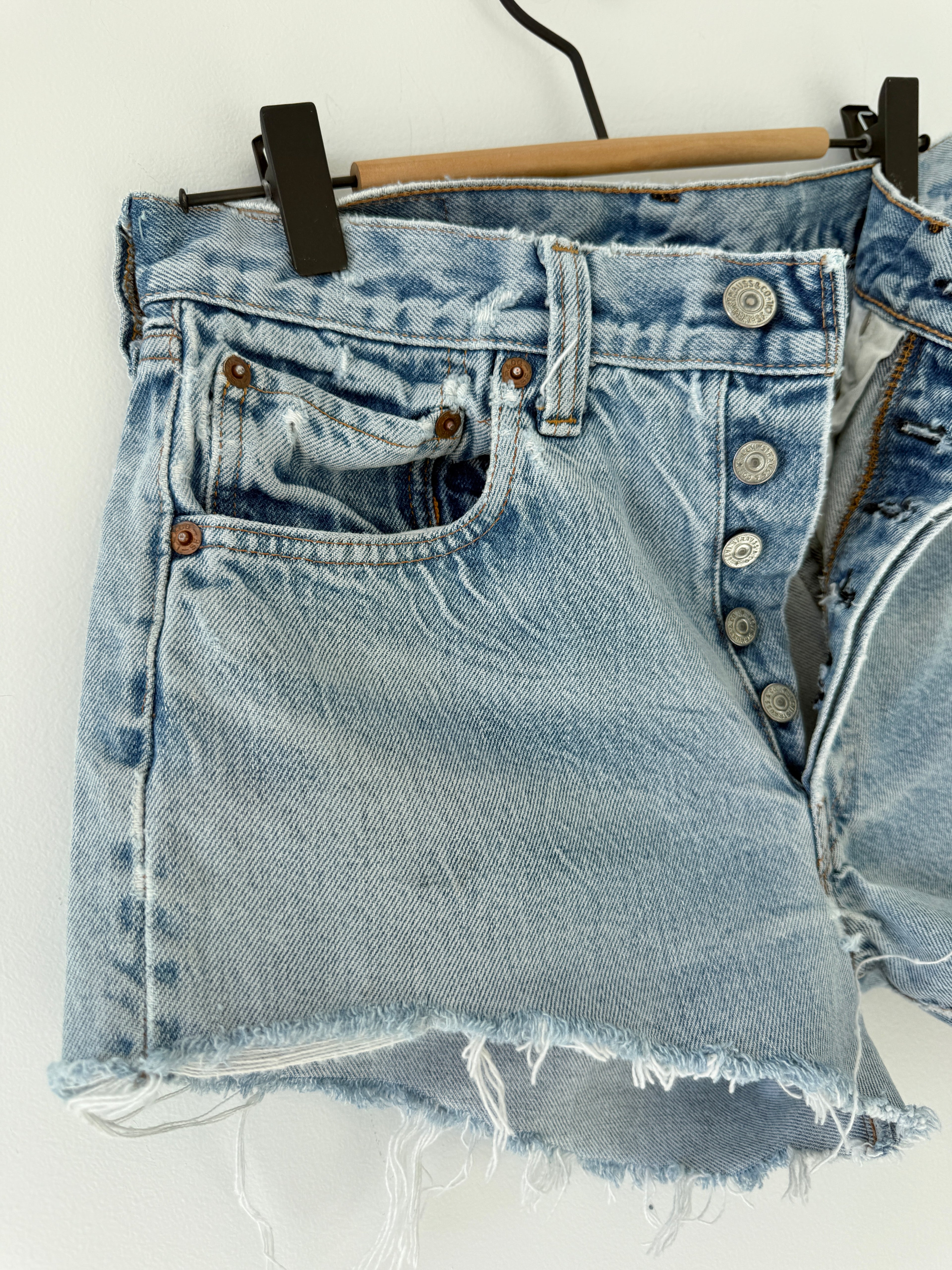 W27 Selvedge vintage Levis 501 26/27” measured waist light faded blue 70s 501s selvedge Levi’s made in USA