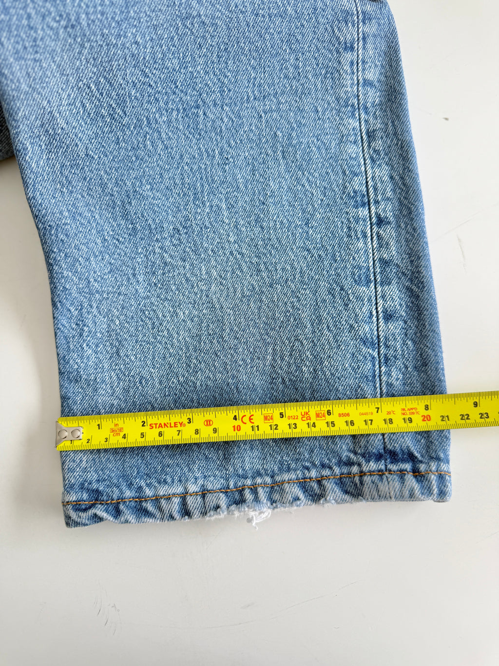 W32 L30 vintage Levis 501 31-32” measured waist faded medium blue made in y2k