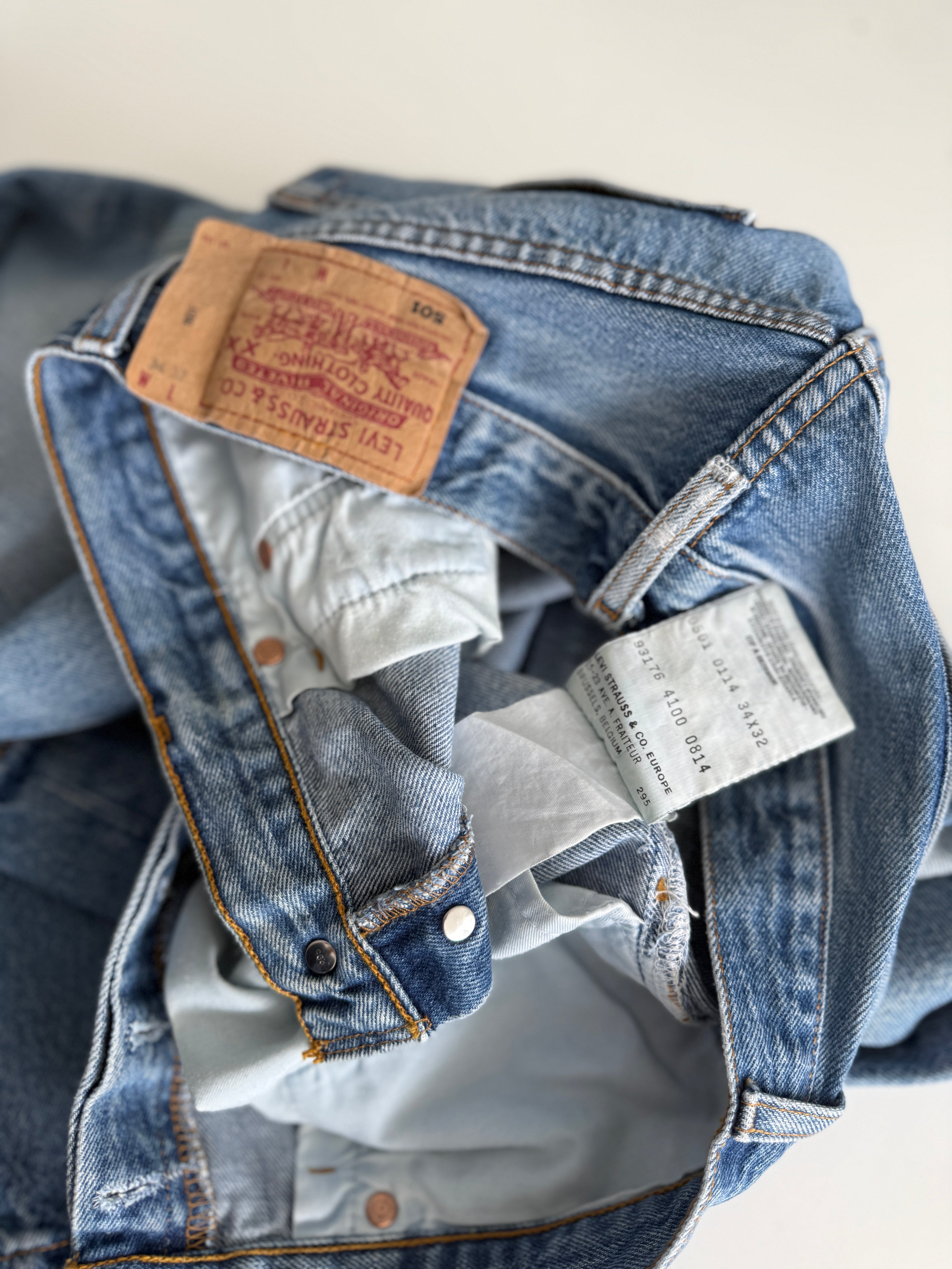 W32 L30 vintage Levis 501 31-32” measured waist faded medium blue made in y2k