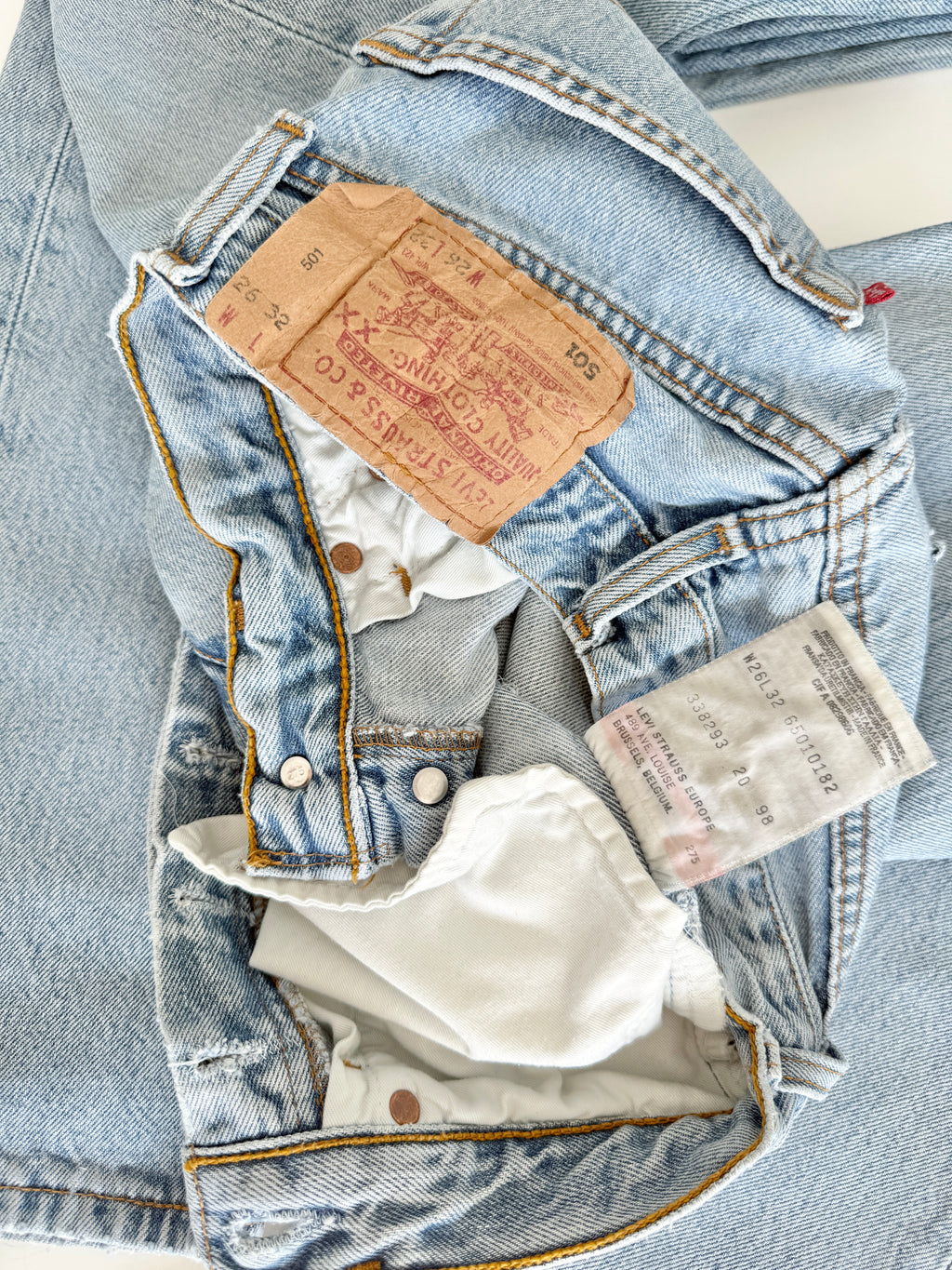 W25 L31 vintage Levis 501 24/25” measured waist light blue 90s 501s