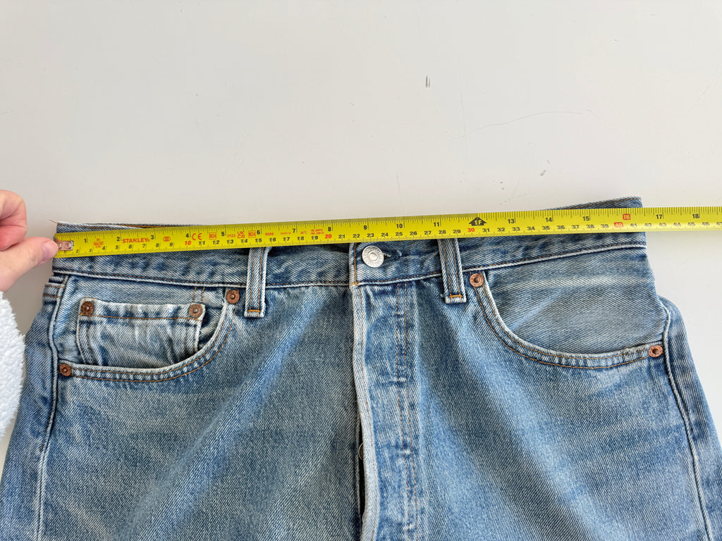 W32 L29 vintage Levis 501 31-32” measured medium faded blue 90s Levi’s 501s