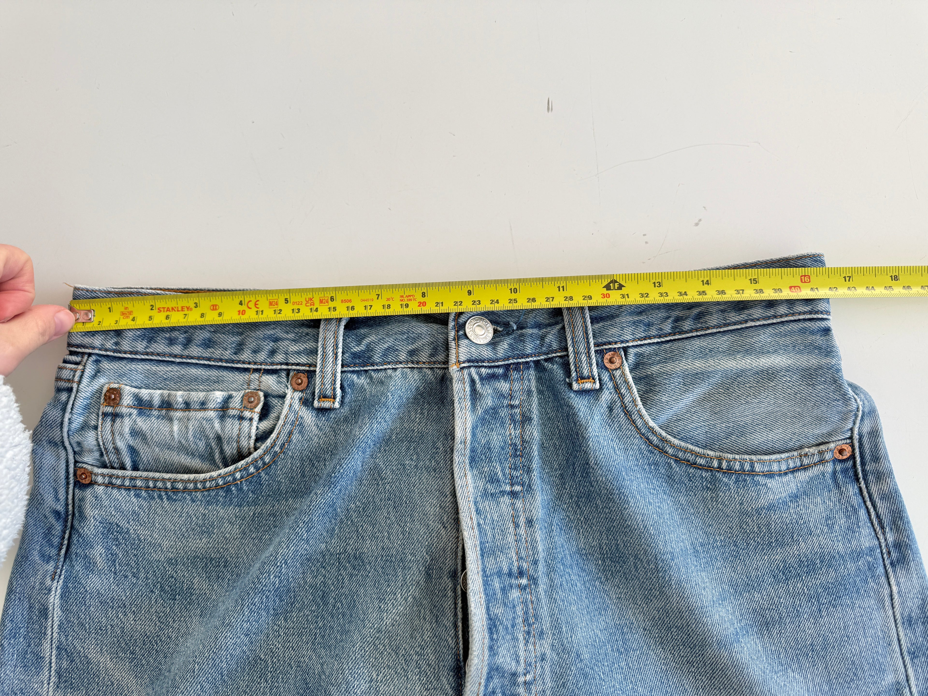 W32 L29 vintage Levis 501 31-32” measured medium faded blue 90s Levi’s 501s