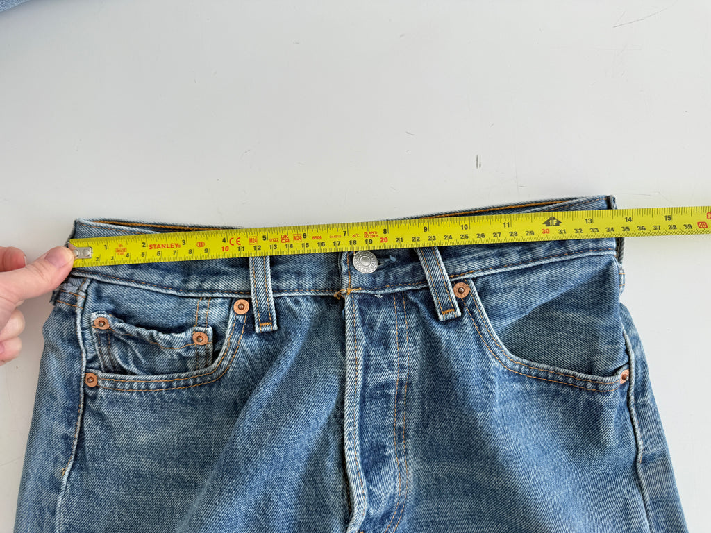 W26 L29 vintage Levis 501s 25/26” medium blue denim Levi’s 501s student fit 90s USA