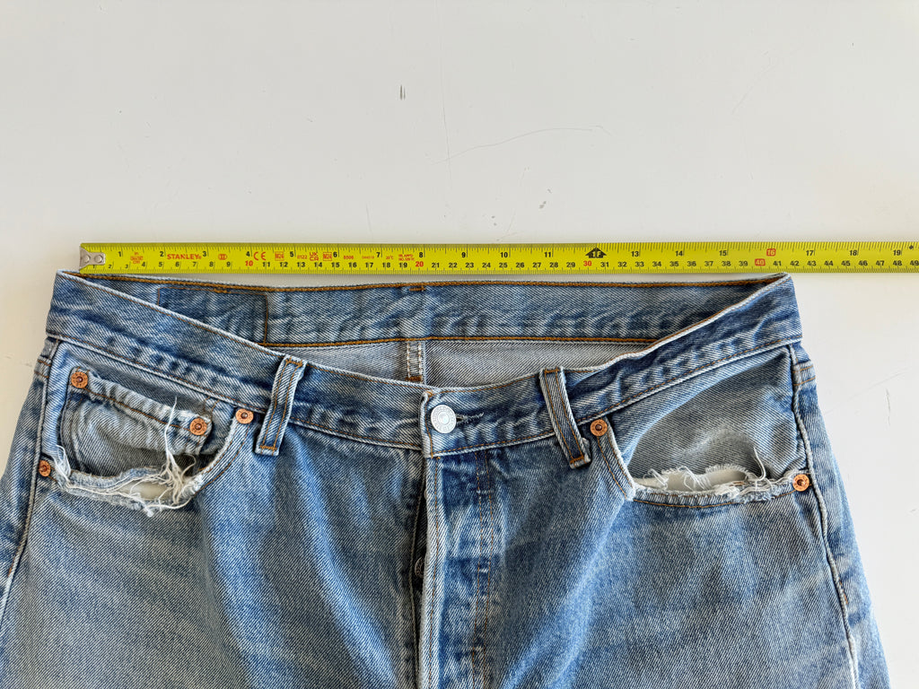 W33 L28 vintage Levis 501 32-33” measured medium faded blue denim Y2K wallet mark well worn in denim