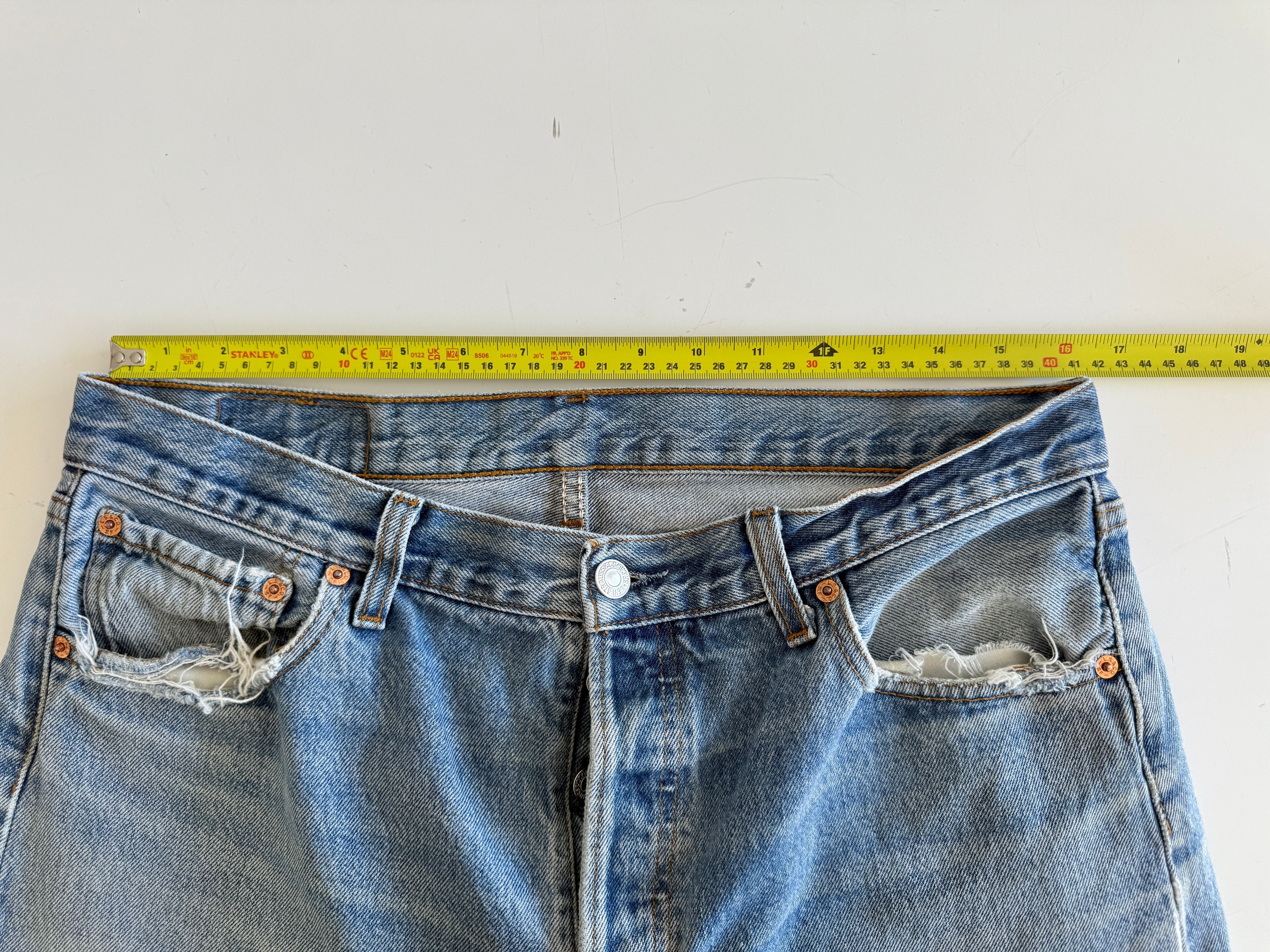 W33 L28 vintage Levis 501 32-33” measured medium faded blue denim Y2K wallet mark well worn in denim