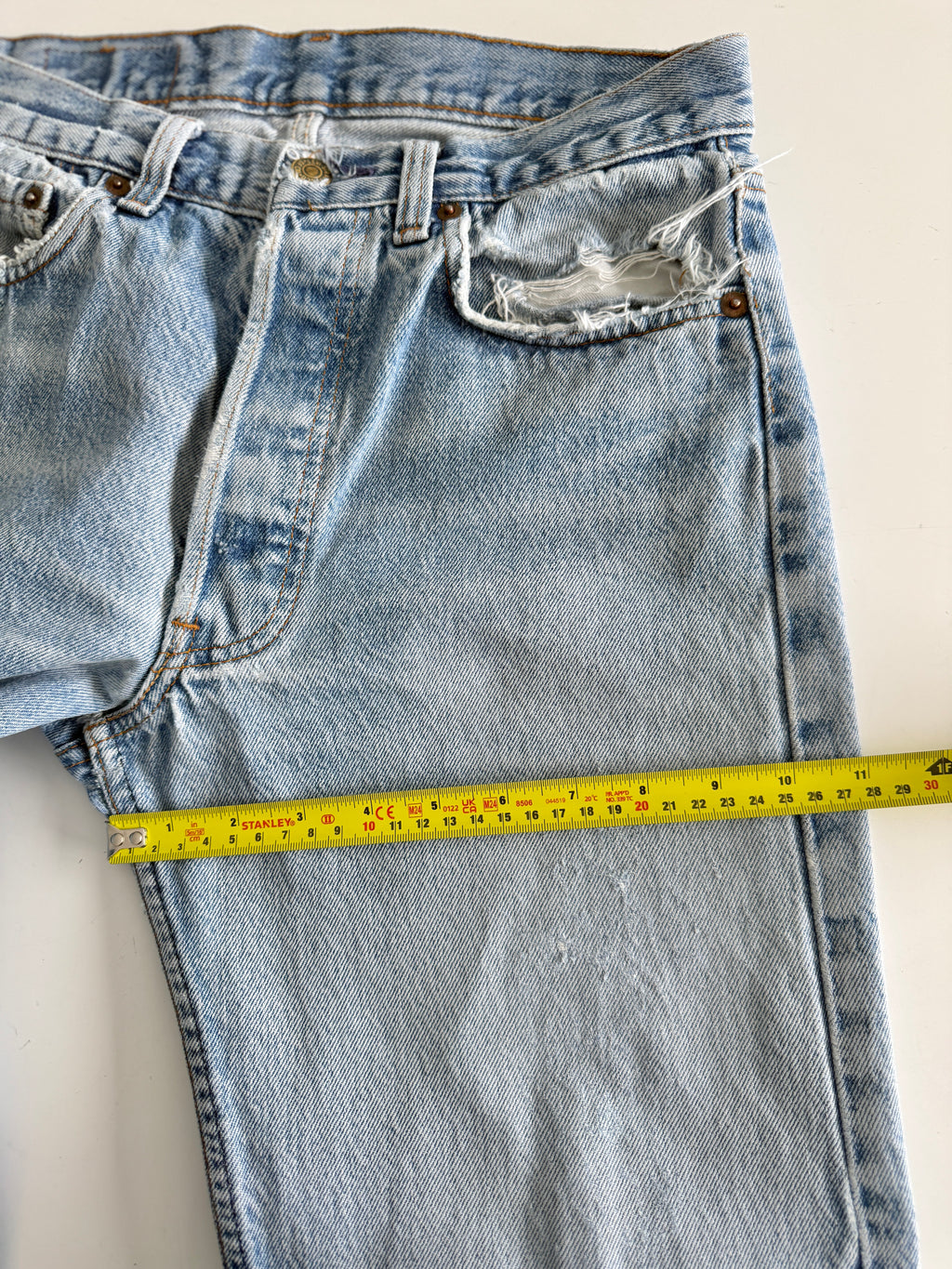 W28 L32 vintage Levis 501 27/28” measured medium light blue faded 80s USA Levi’s 501s golden buttons