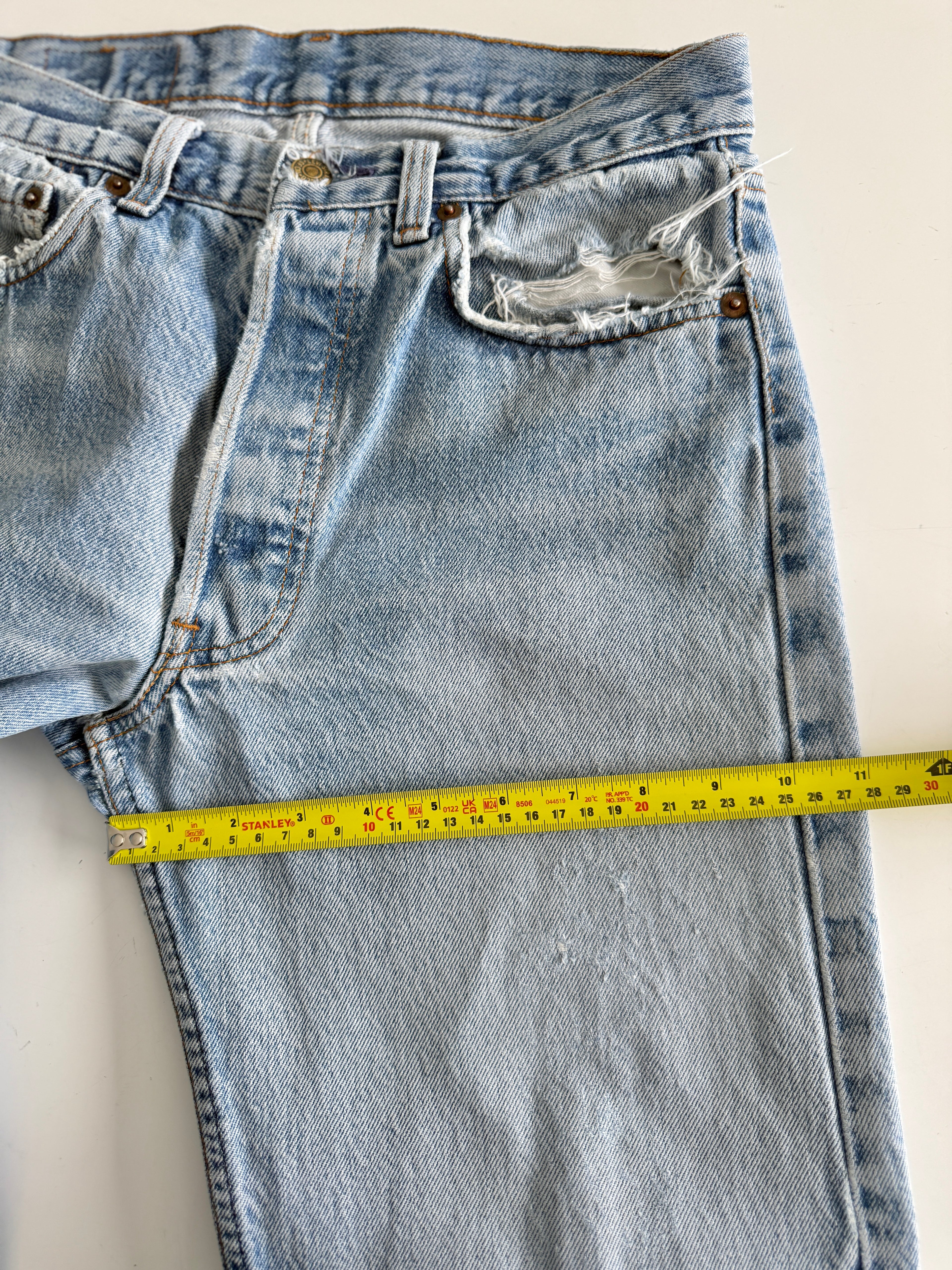 W28 L32 vintage Levis 501 27/28” measured medium light blue faded 80s USA Levi’s 501s golden buttons