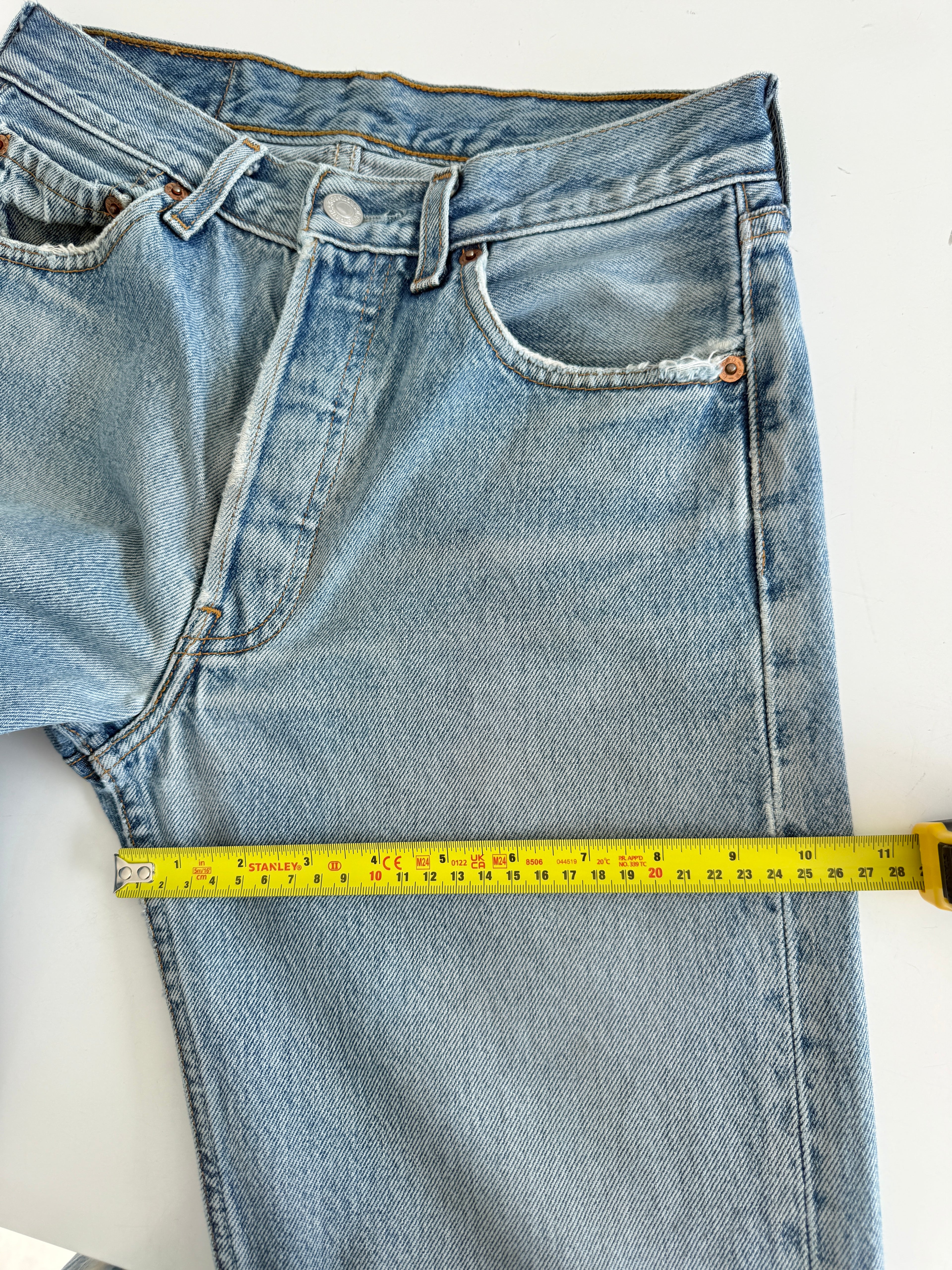 W26 L31 vintage Levis 501 25/26” measured waist medium light blue 501s Y2K denim