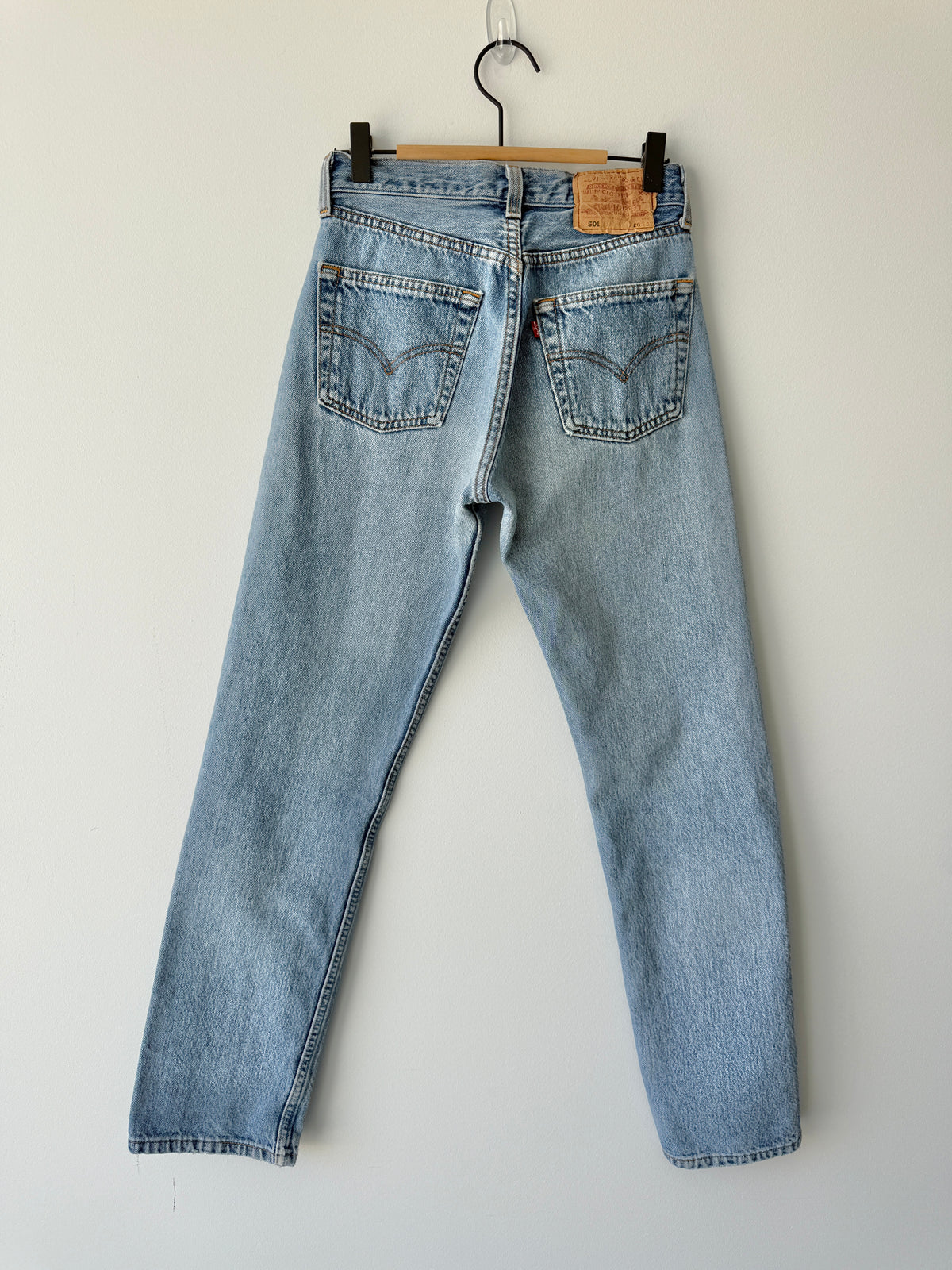 W25 L31 vintage Levis 501 24/25” measured waist medium light blue 501s 90s  USA nl