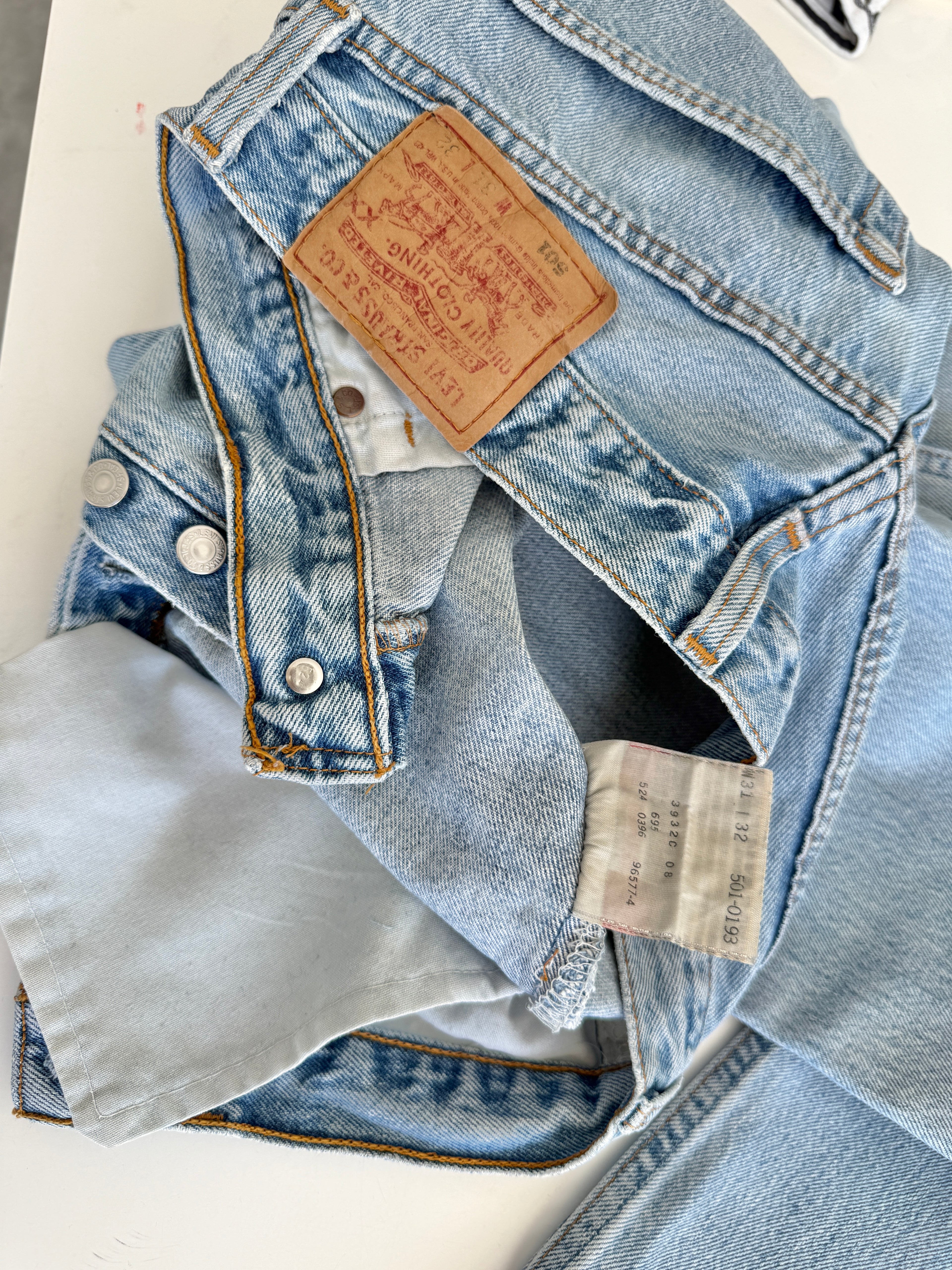 W29 L31 vintage Levis 501 29” measured waist light faded blue USA 90s 501s