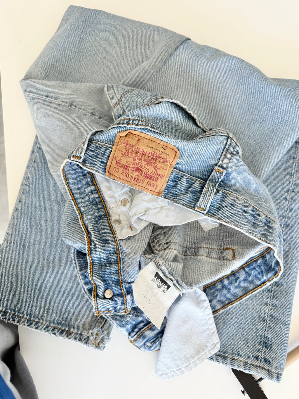 Soft W27 L32 vintage Levis 501s 26/27” measured light blue faded 90s USA 501s slim hips