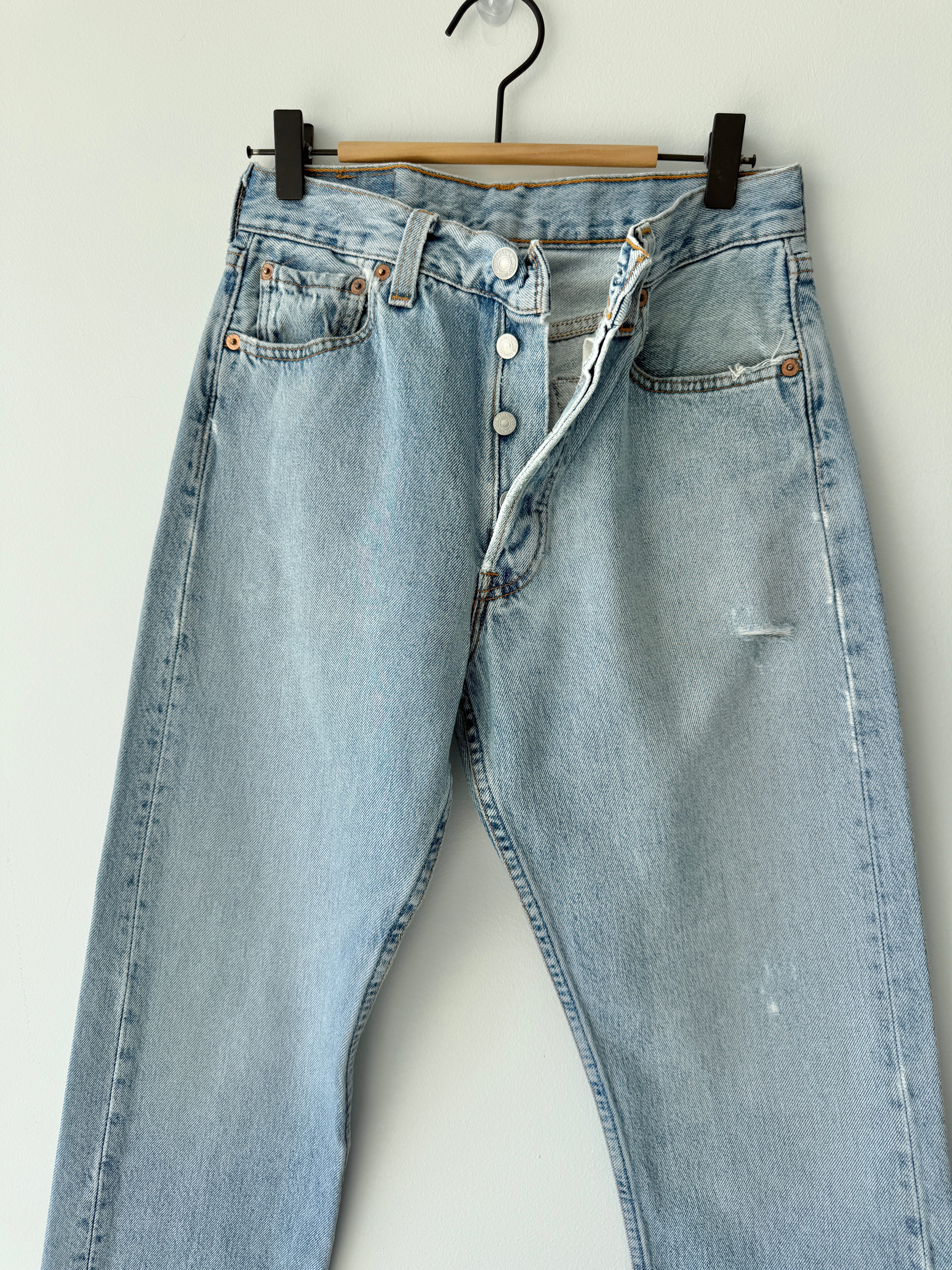 Soft W27 L31 vintage Levis 501 26/27” measured waist light blue 501s made in 90s USA