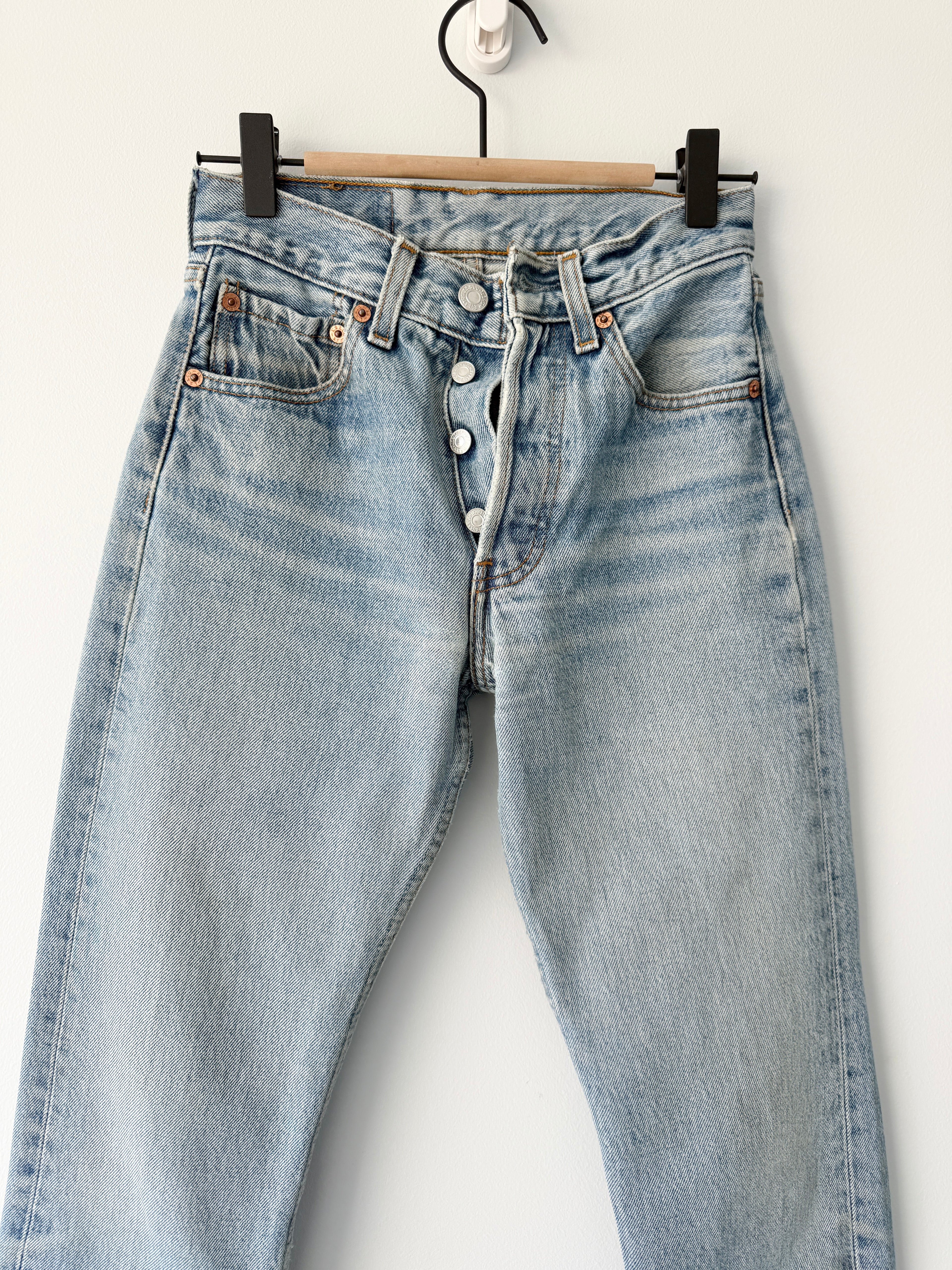 W23 L29 vintage Levis 501 22-23”” measured medium light denim whiskers 90s 501s