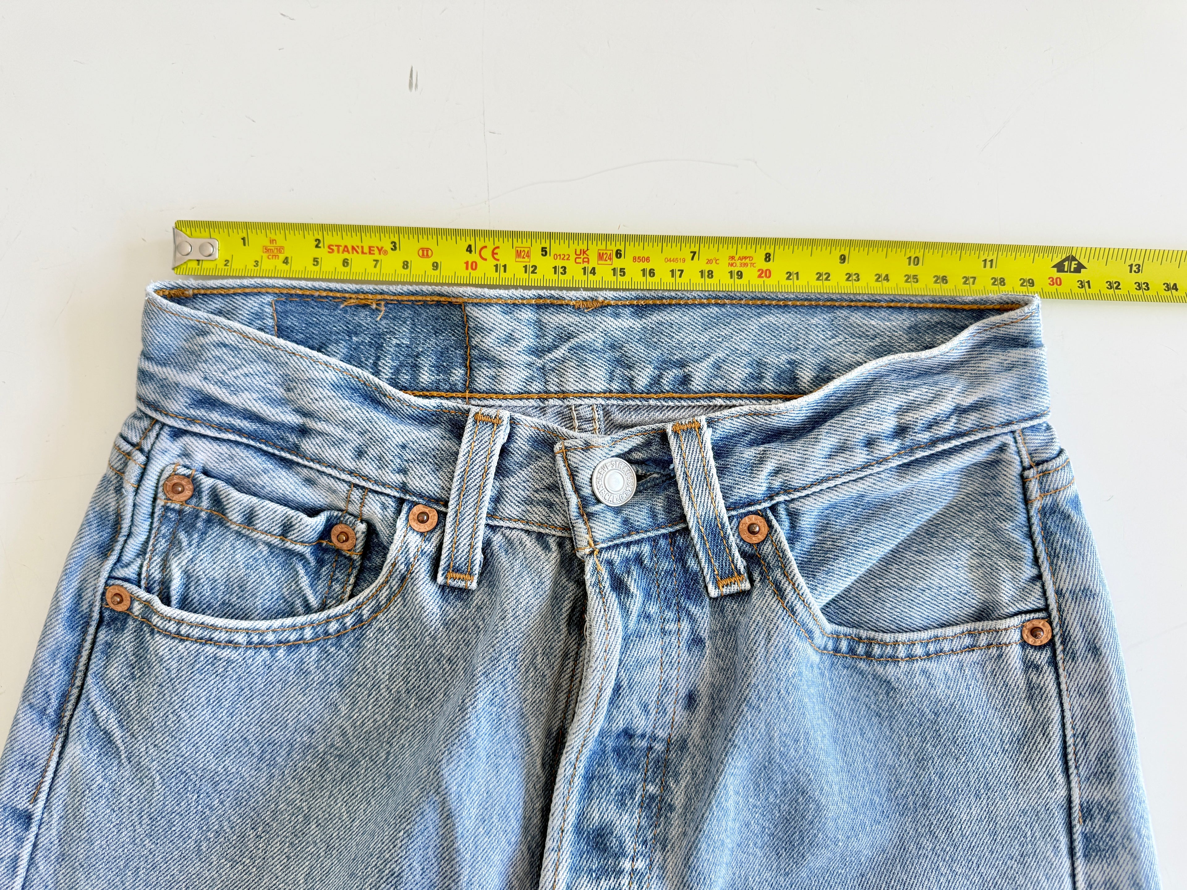 W23 L30 vintage Levis 501s 22/23” light medium blue Levi’s 501s 90s