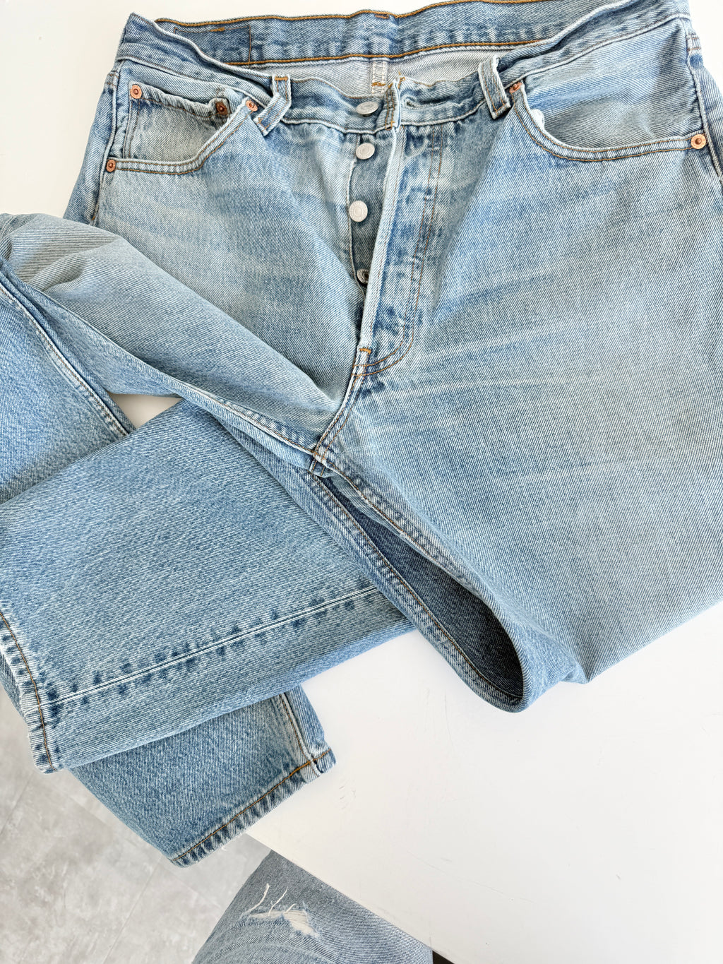 W32 L29 vintage Levis 501 31/32” measured medium blue denim Y2K Levi’s 501s wallet mark