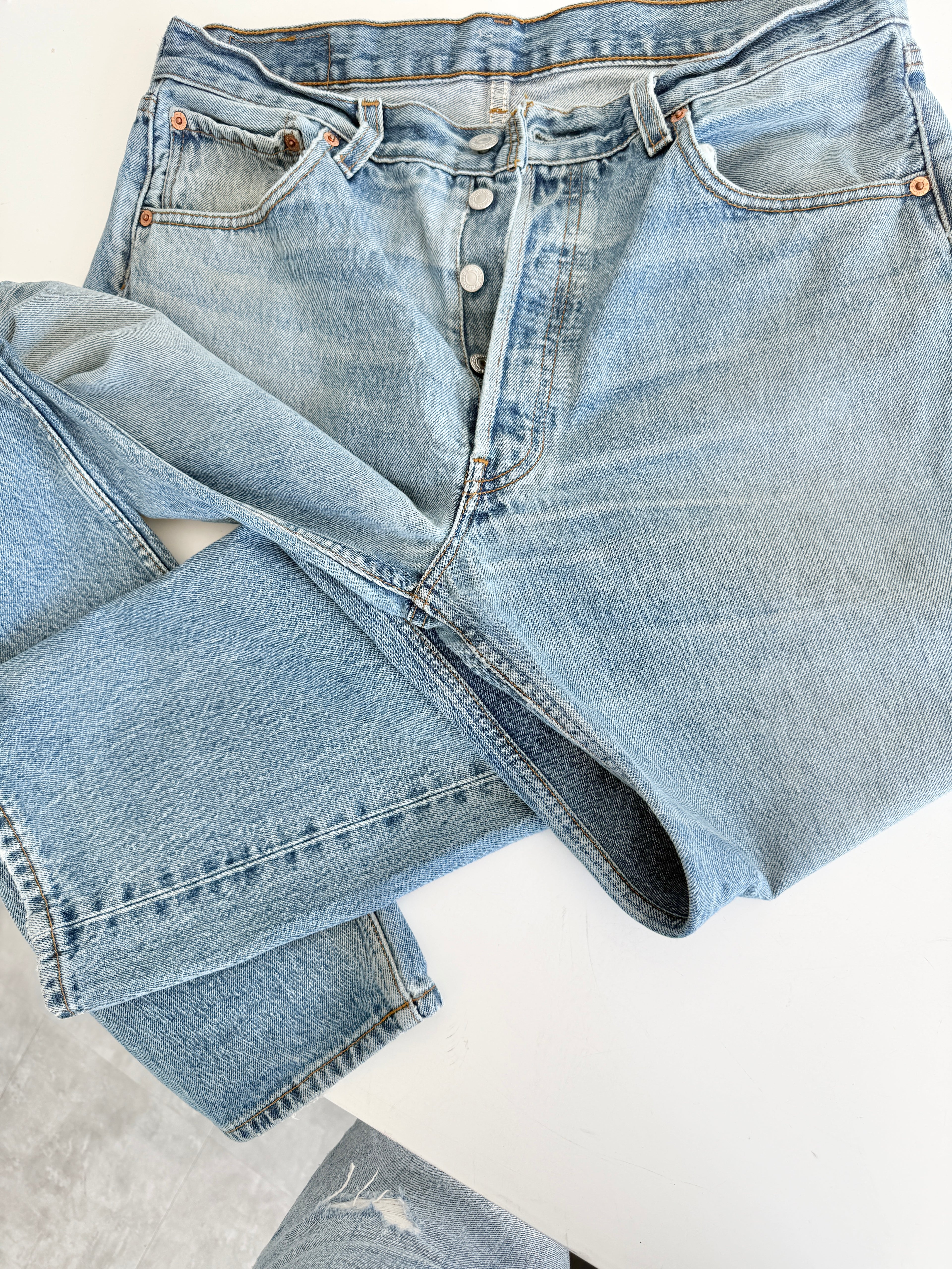 W32 L29 vintage Levis 501 31/32” measured medium blue denim Y2K Levi’s 501s wallet mark