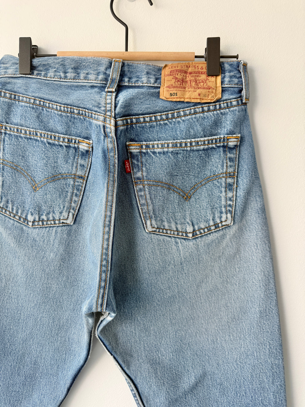 W28 L28 vintage Levis 501 medium blue 26/28” measured waist 501s Y2K