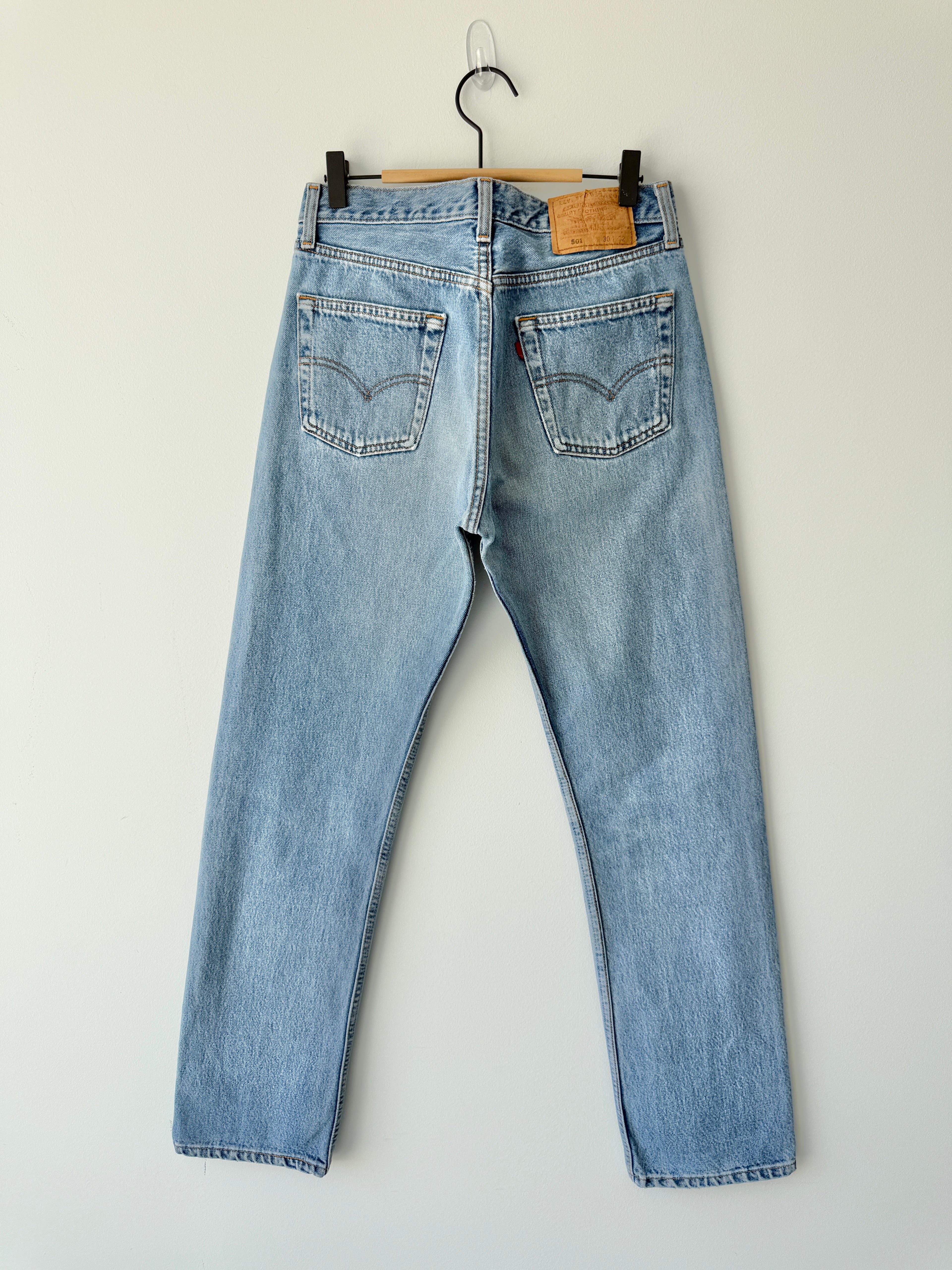 W28 L31 vintage Levis 501 27/28” measured waist medium blue 90s USA  501s