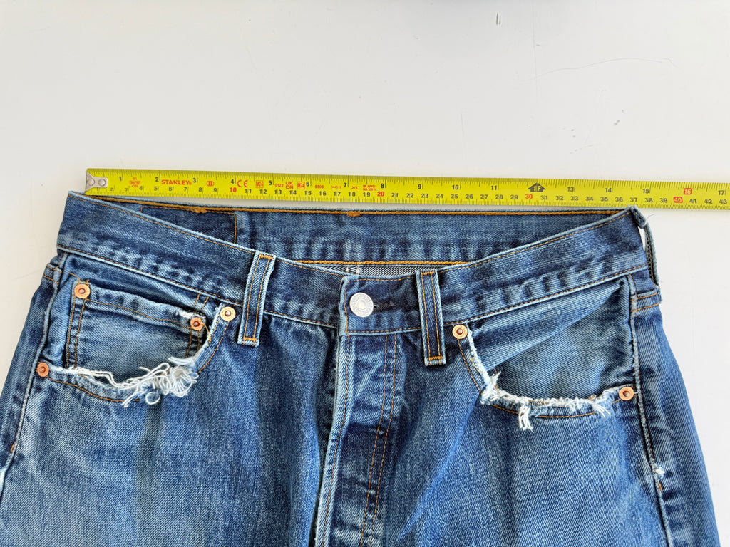 W29 L30 vintage Levis 501 29” measured waist dark indigo faded blue 501s Y2K
