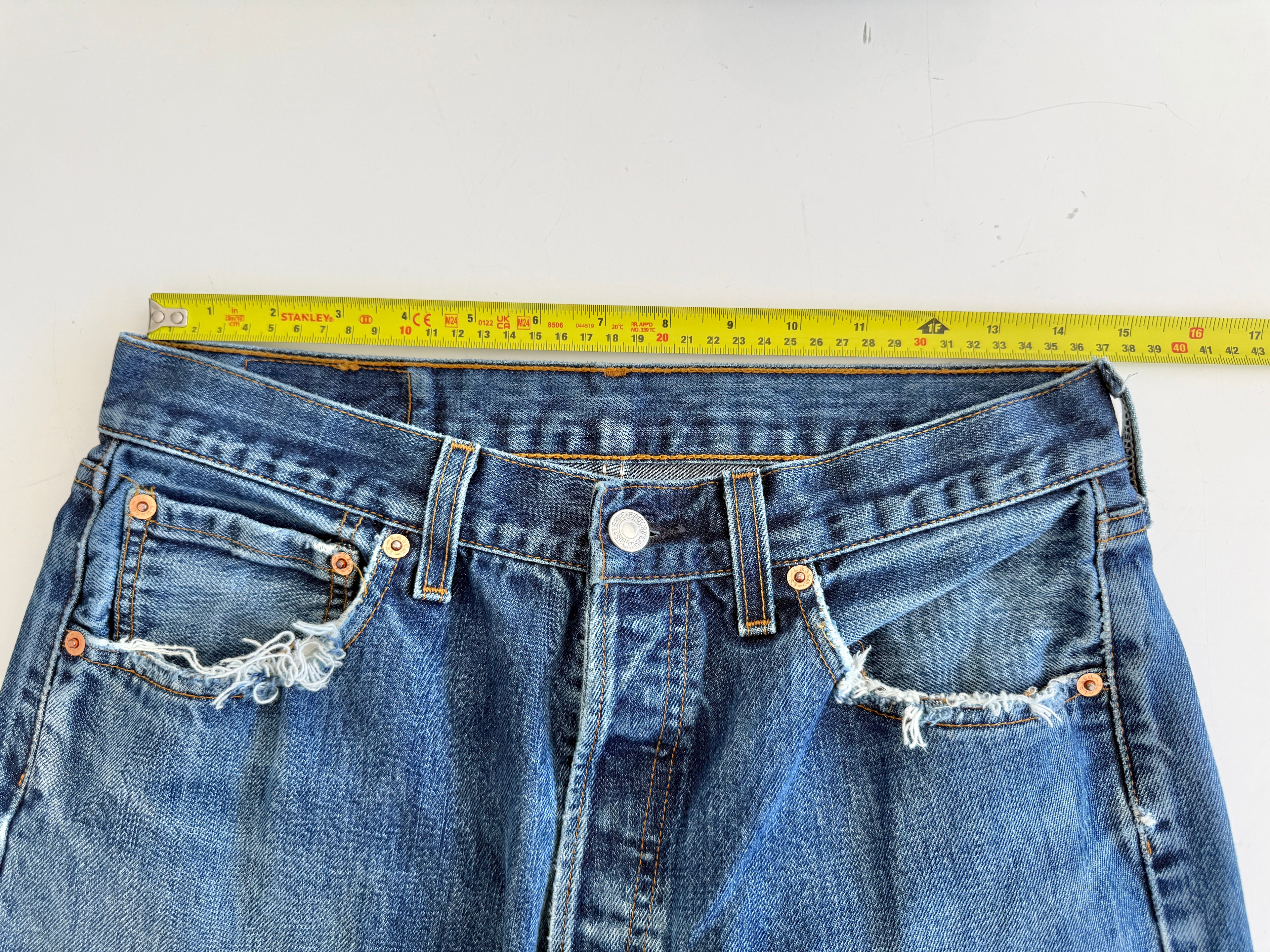 W29 L30 vintage Levis 501 29” measured waist dark indigo faded blue 501s Y2K