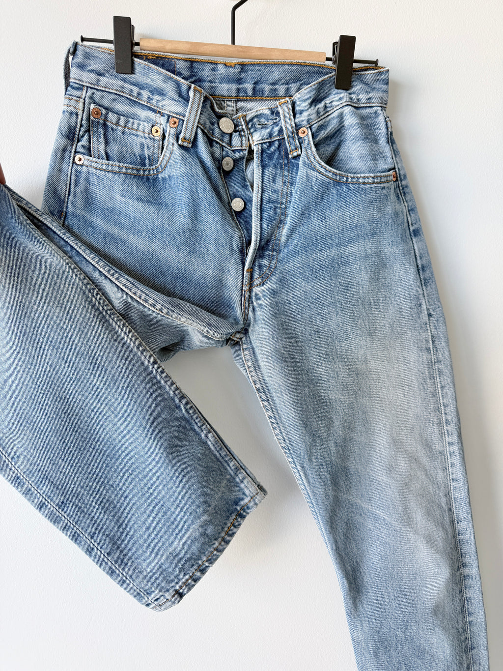 W25 L31 vintage Levis 501 24-25” measured medium light blue faded denim 90s 501s