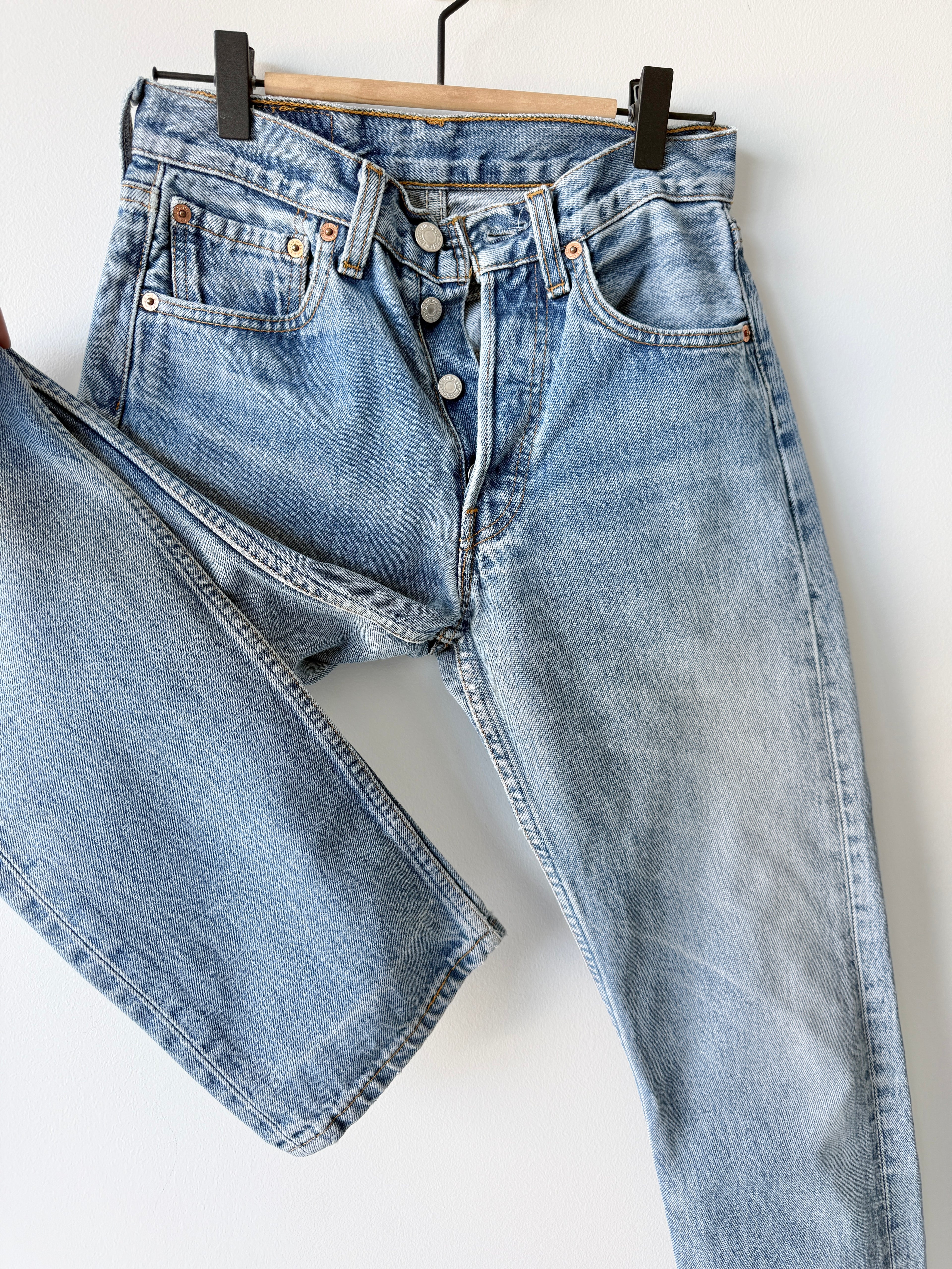 W25 L31 vintage Levis 501 24-25” measured medium light blue faded denim 90s 501s