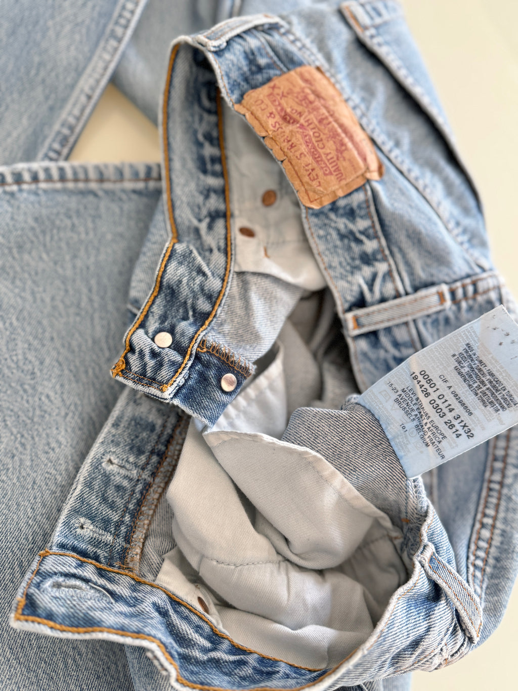 W29 L31 vintage Levis 501 27-28” light medium blue Y2K Levi’s 501s