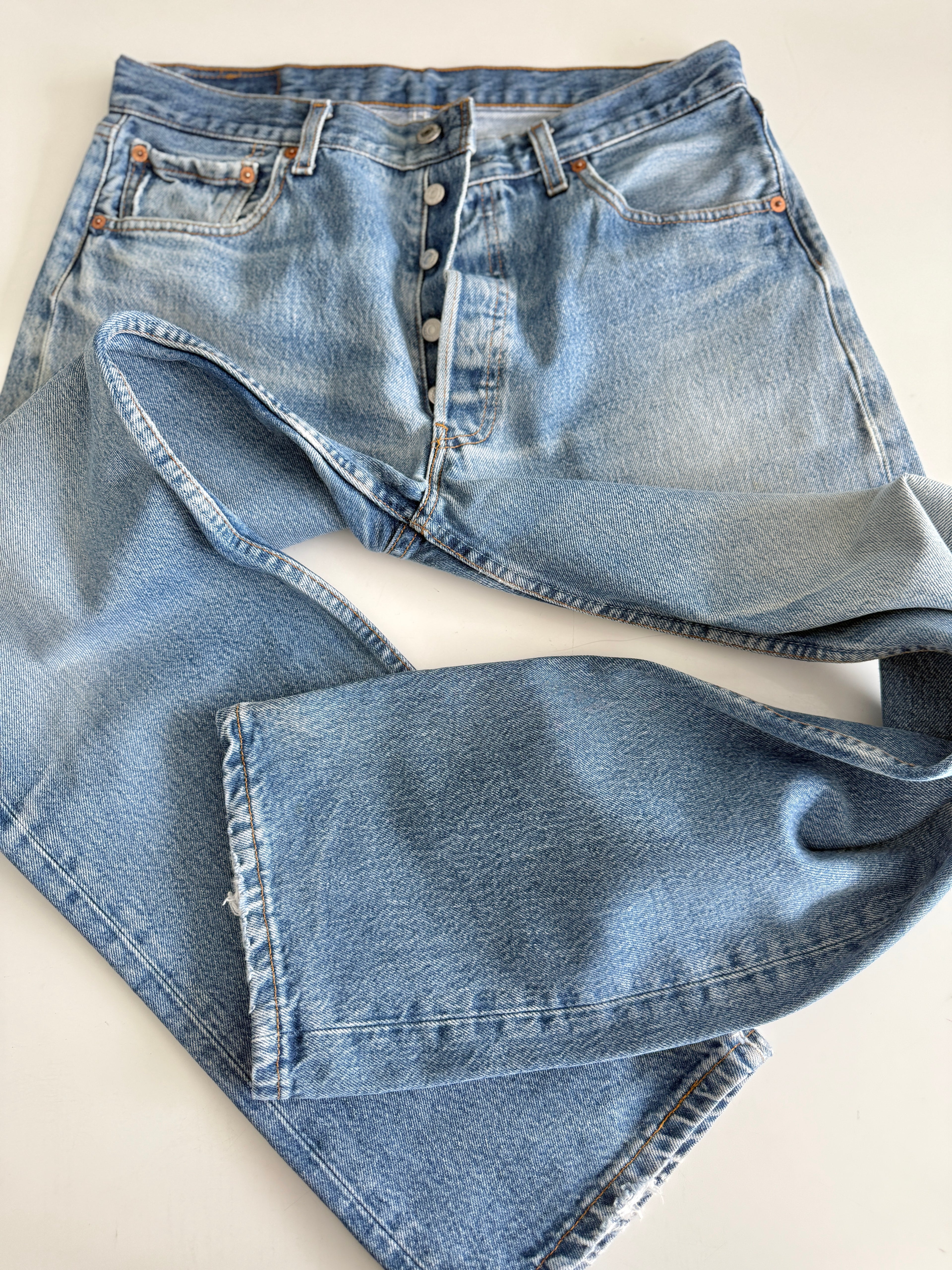 W32 L30 vintage Levis 501 31-32” measured waist faded medium blue made in y2k