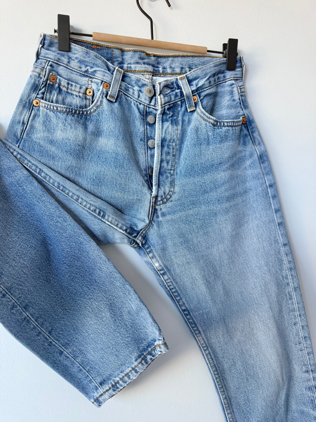W26 L30 vintage Levis 501 light medium blue 25/26” measured waist 90s levis 501s