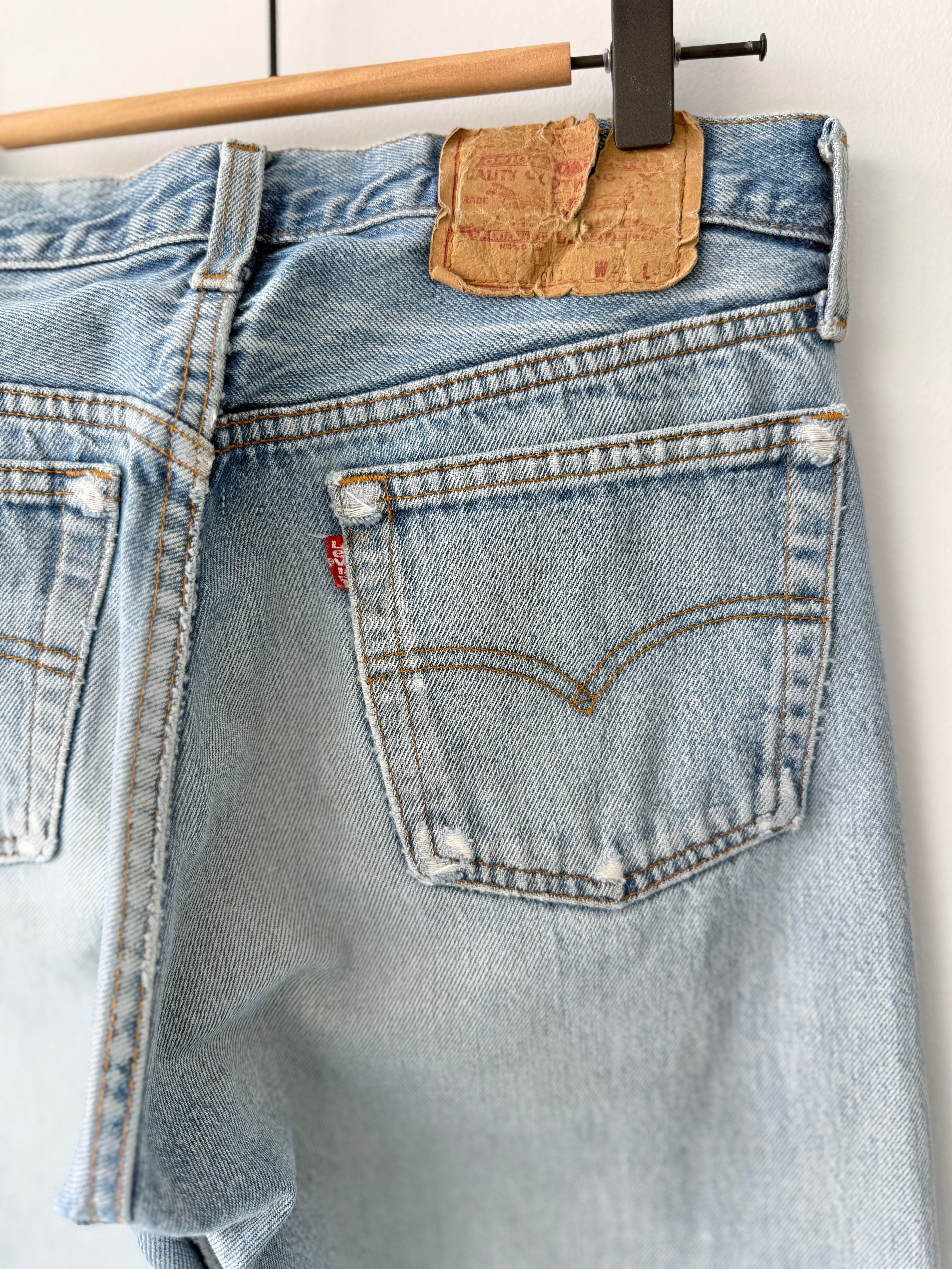 W28 L35 vintage Levis 501 27/28” measured medium light faded blue denim 80s Levi’s 501s