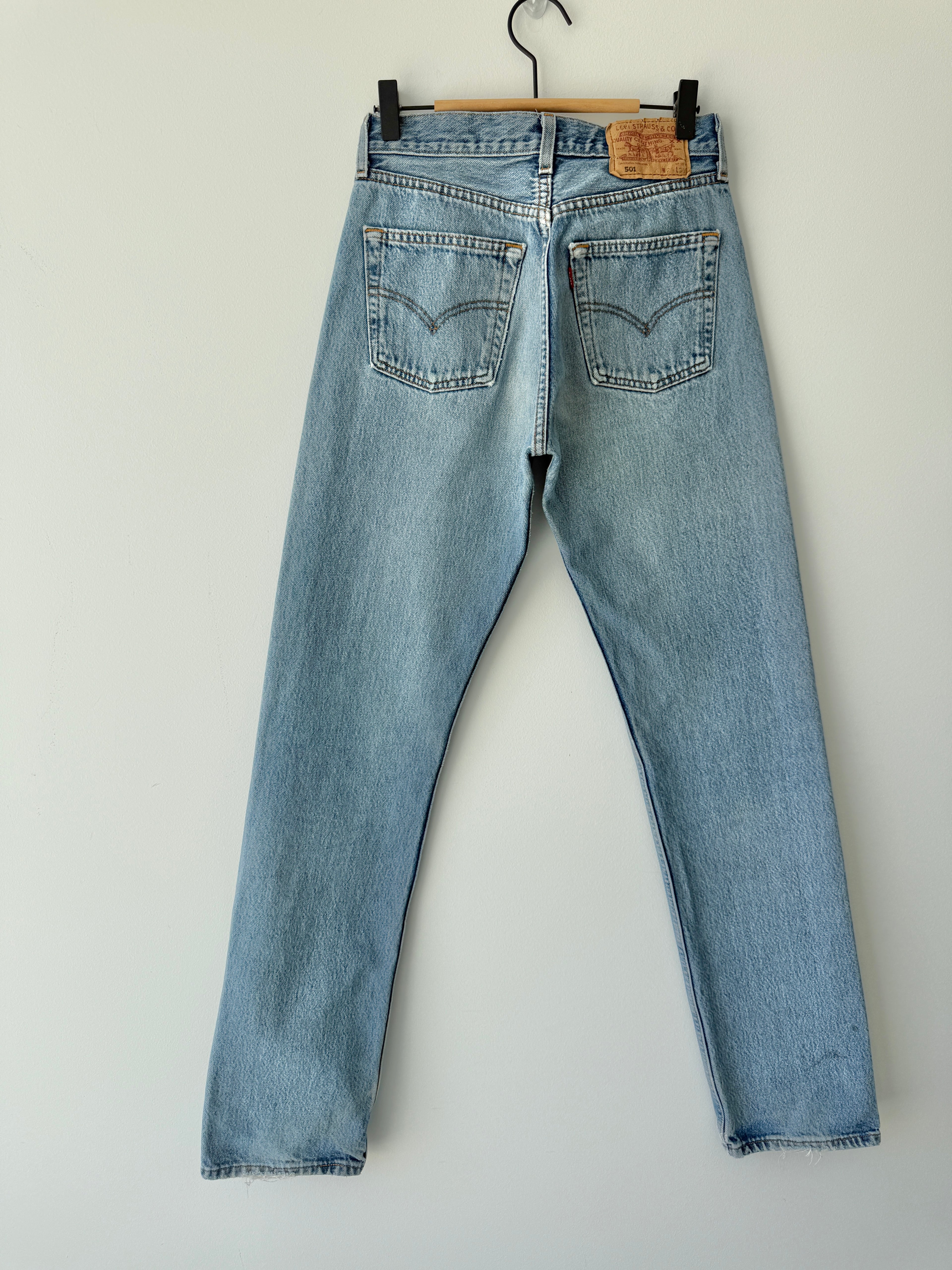 W26 L33 vintage Levis 501 25/26” measured waist medium faded blue 501s Y2K