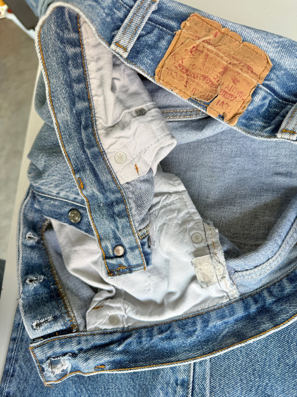 W31 L29 vintage Levis 501 medium blue 30/31” measured waist 501s 80s USA