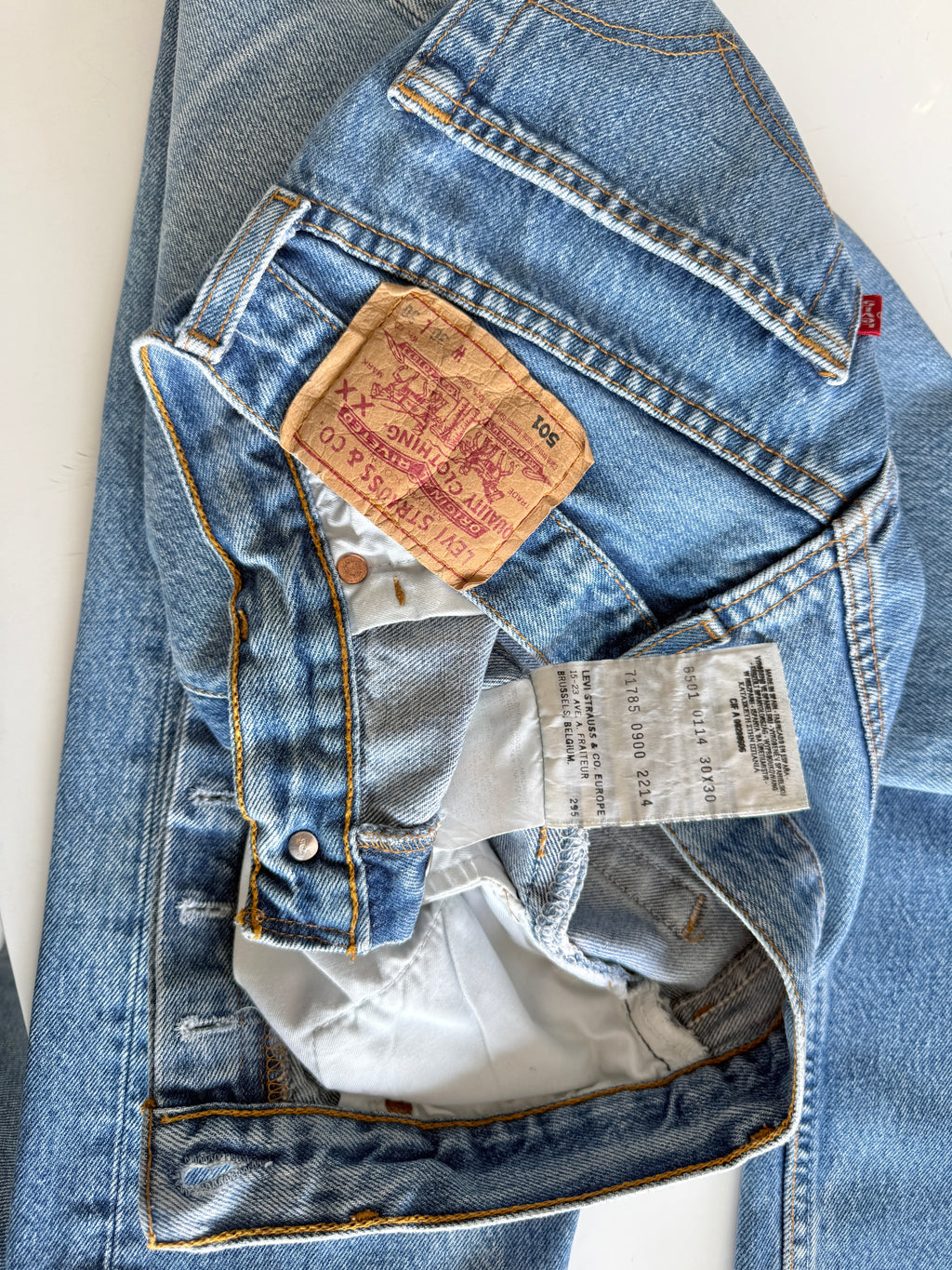 W28 L28 vintage Levis 501 medium blue 26/28” measured waist 501s Y2K