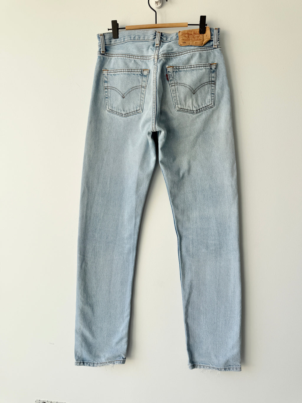 W28 L33 vintage Levis 501 27-28” measured light faded blue made in 90s