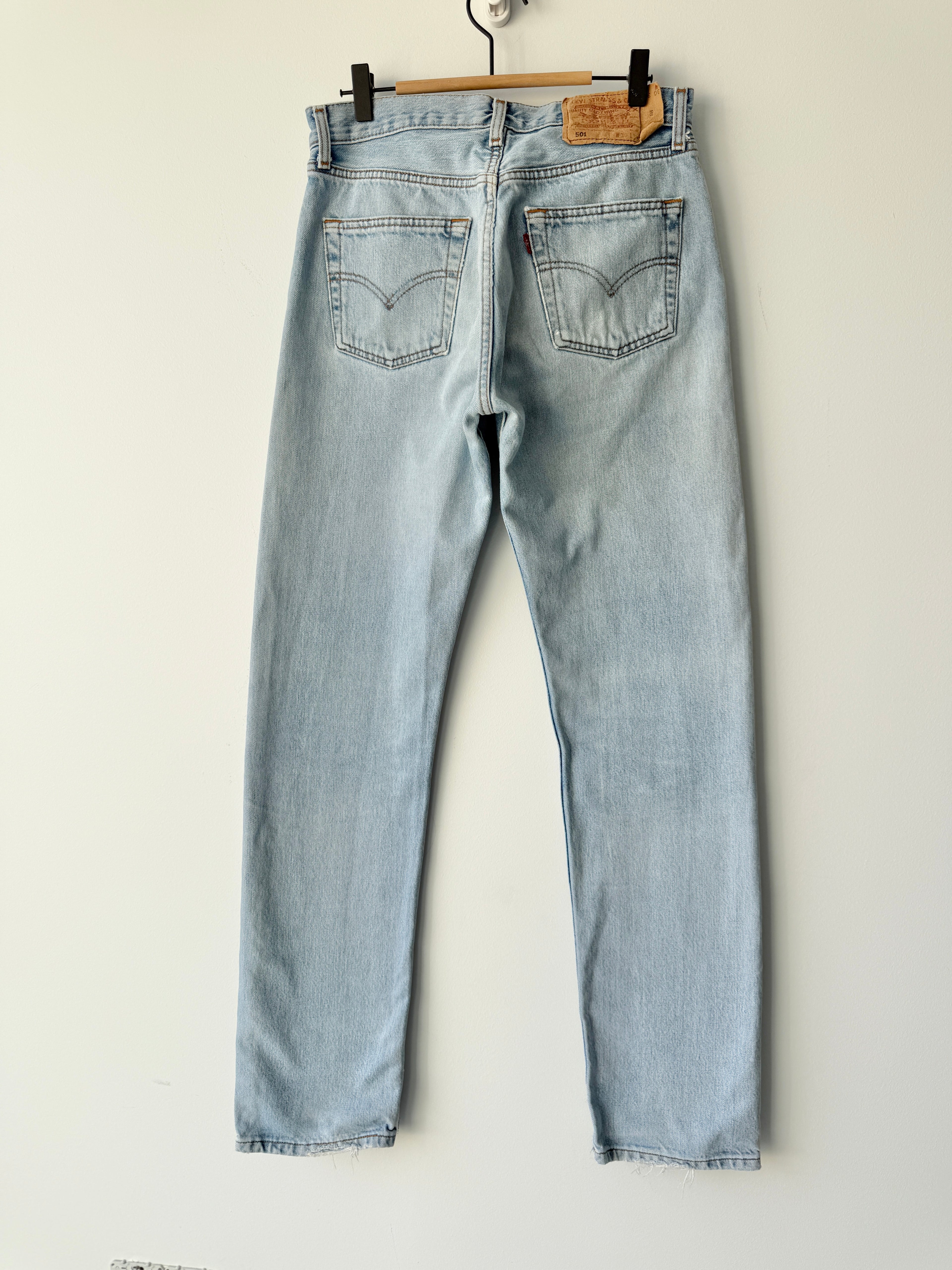 W28 L33 vintage Levis 501 27-28” measured light faded blue made in 90s