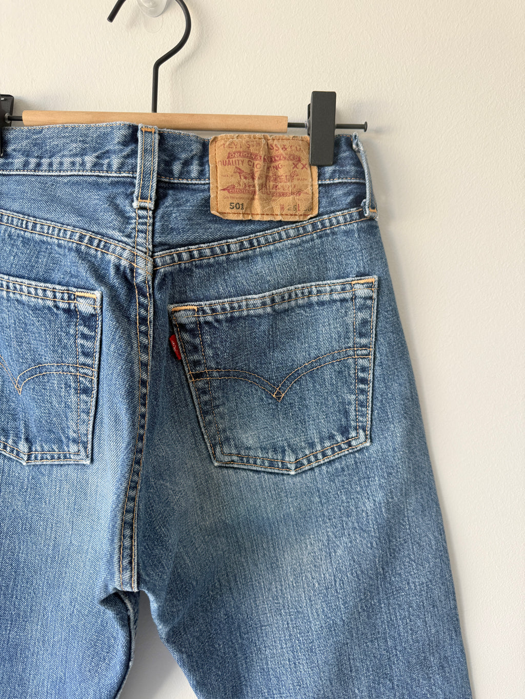 W24 L31 vintage Levis 501 23/24” measured waist dark faded blue 90s 501s