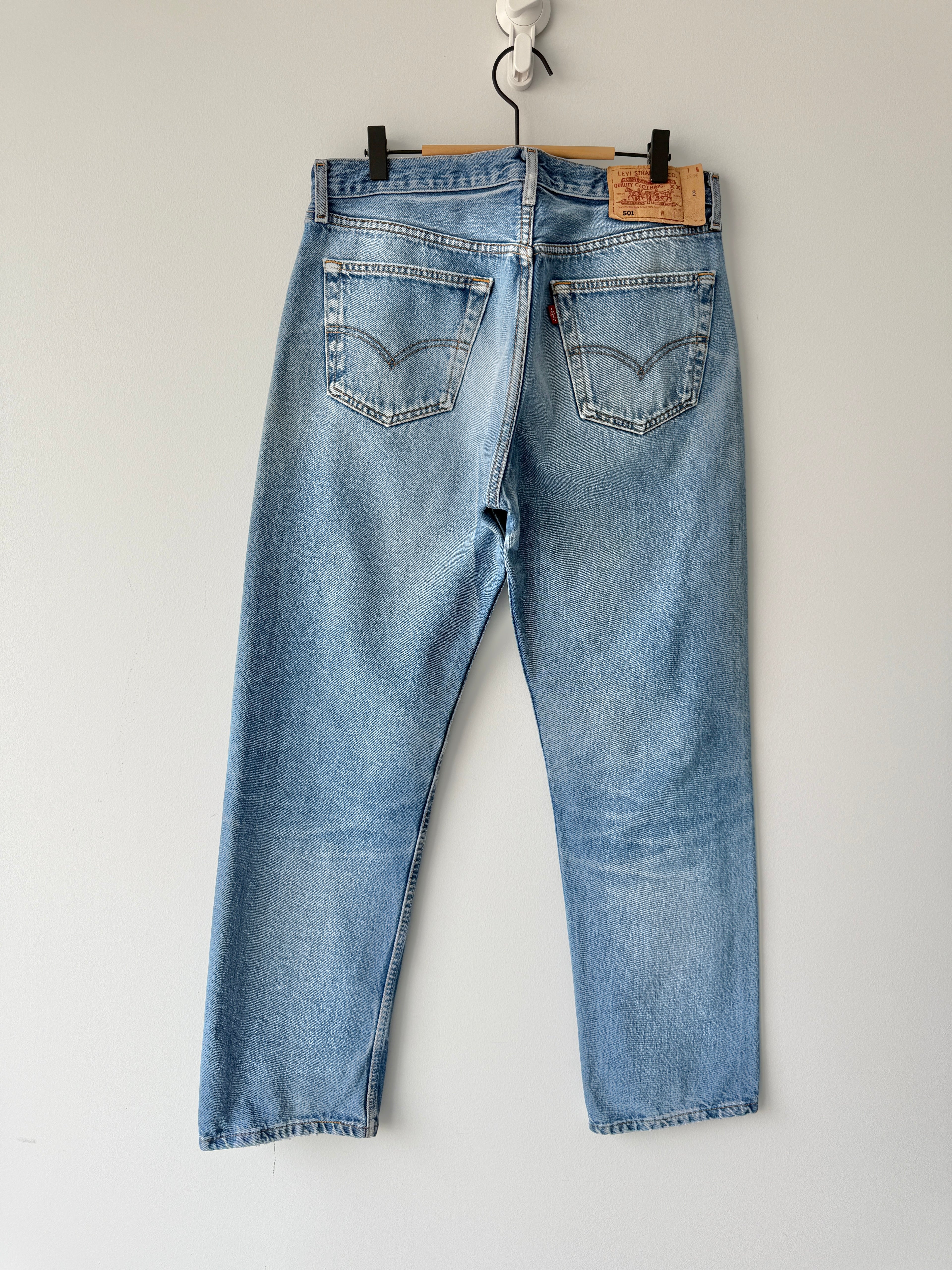 W32 L30 vintage Levis 501 31-32” measured waist faded medium blue made in y2k
