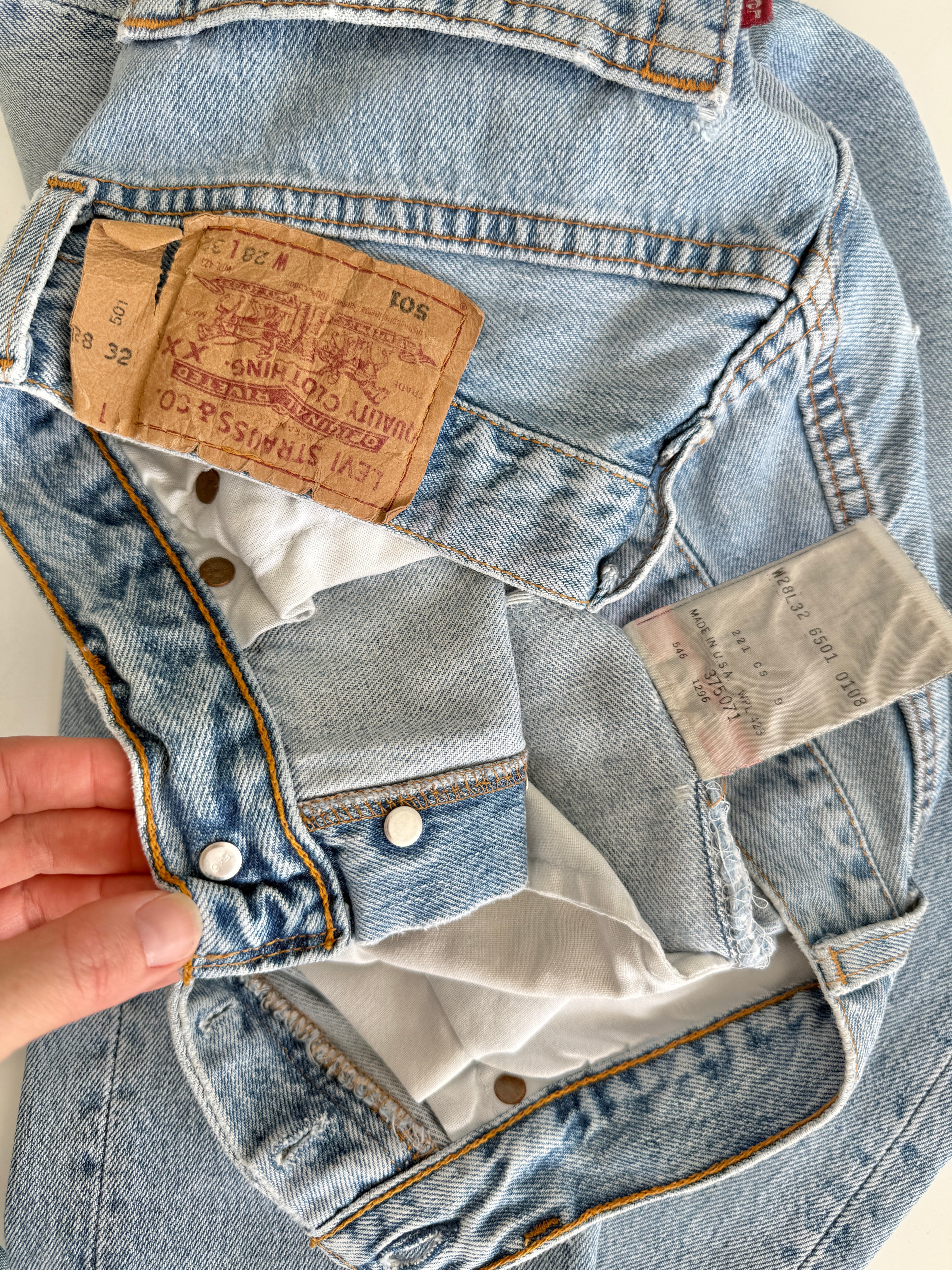 Soft W27 L31 vintage Levis 501 26/27” measured waist light blue 501s made in 90s USA