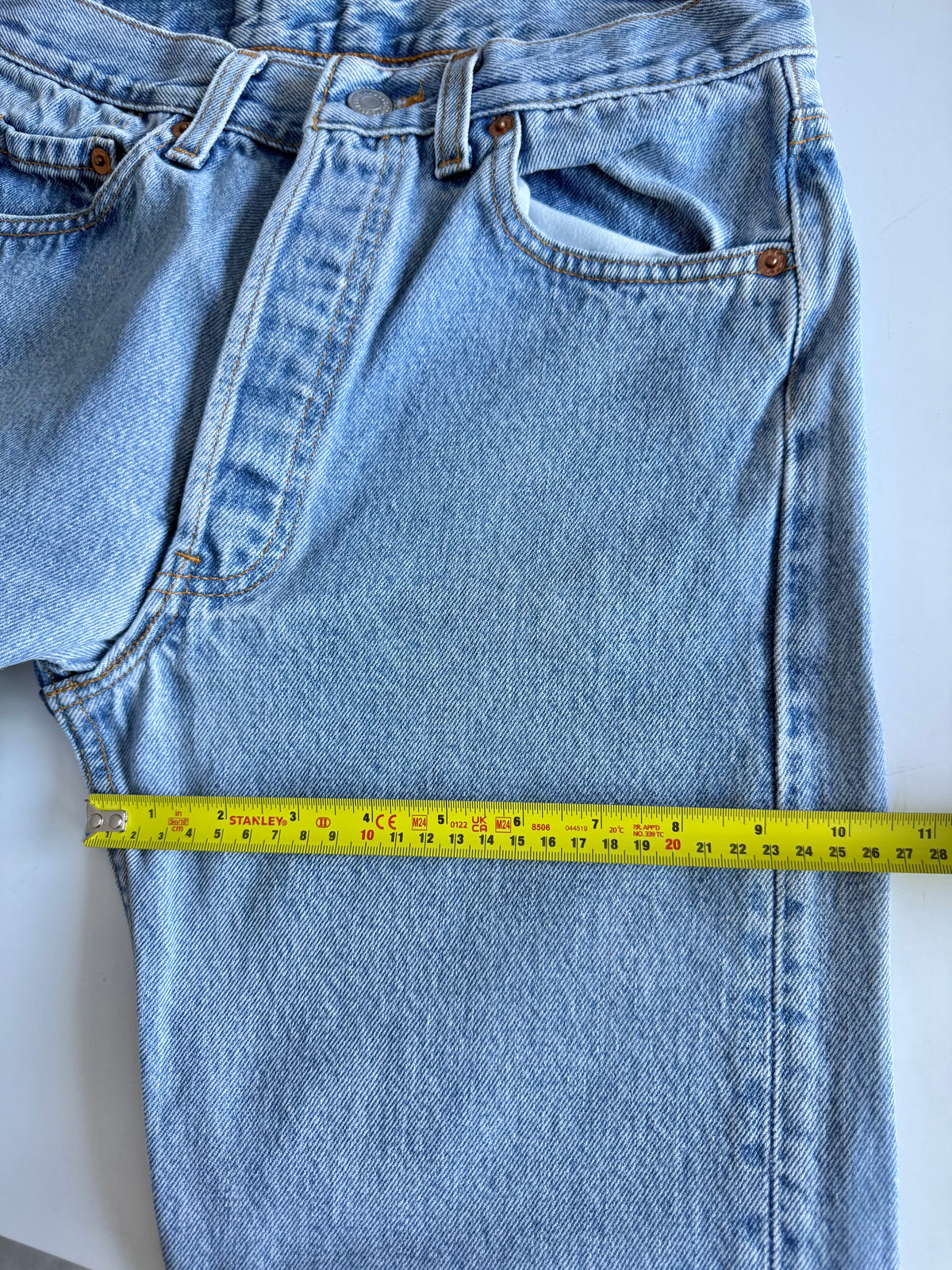 W27 L29 vintage Levis 501 light blue faded 26/27” measured waist 90s USA levis 501s slim hips