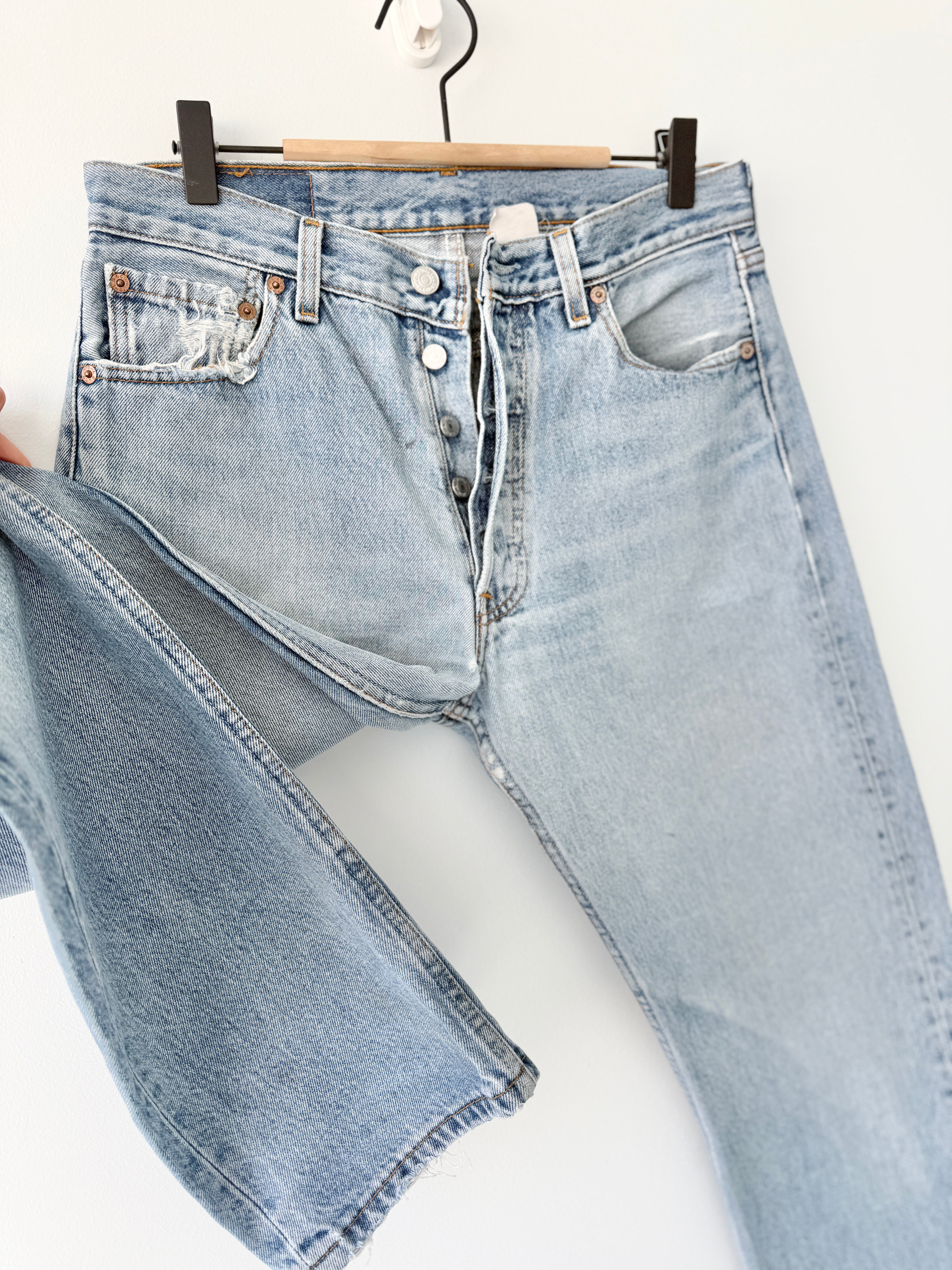 W29 L31 vintage Levis 501 28-29” measured light faded blue denim y2k levi’s 501s