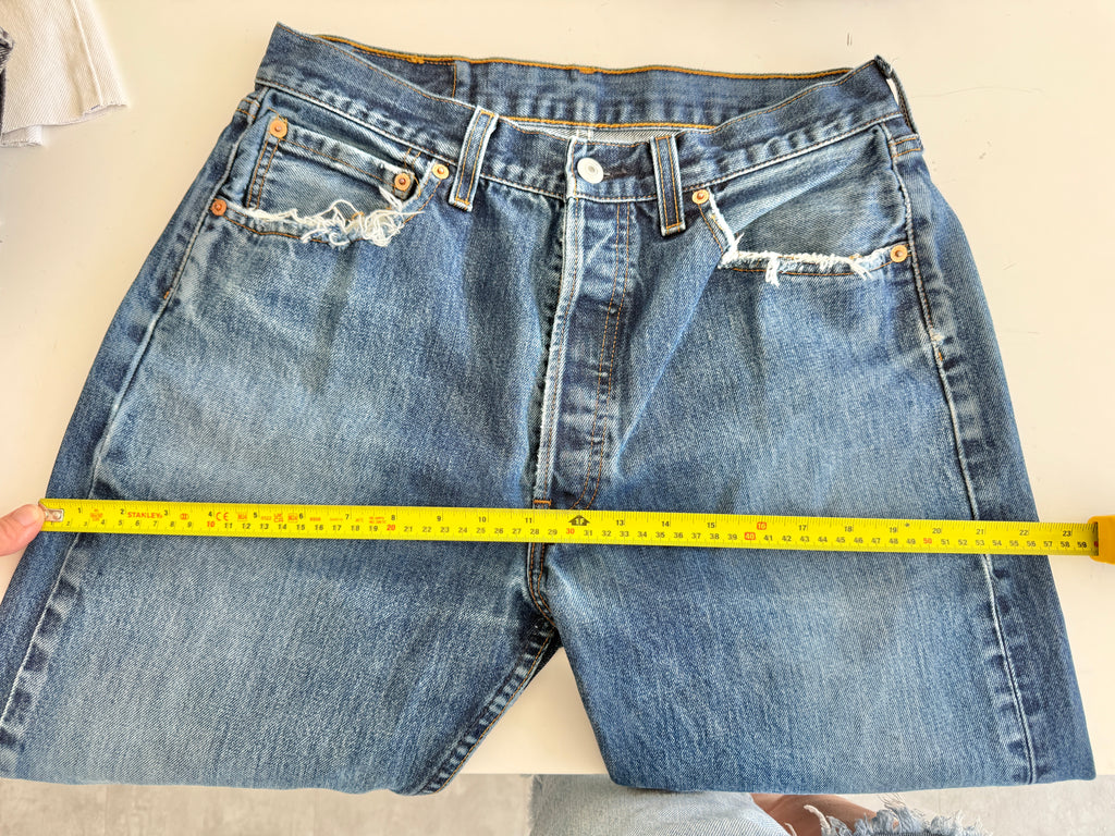 W29 L30 vintage Levis 501 29” measured waist dark indigo faded blue 501s Y2K
