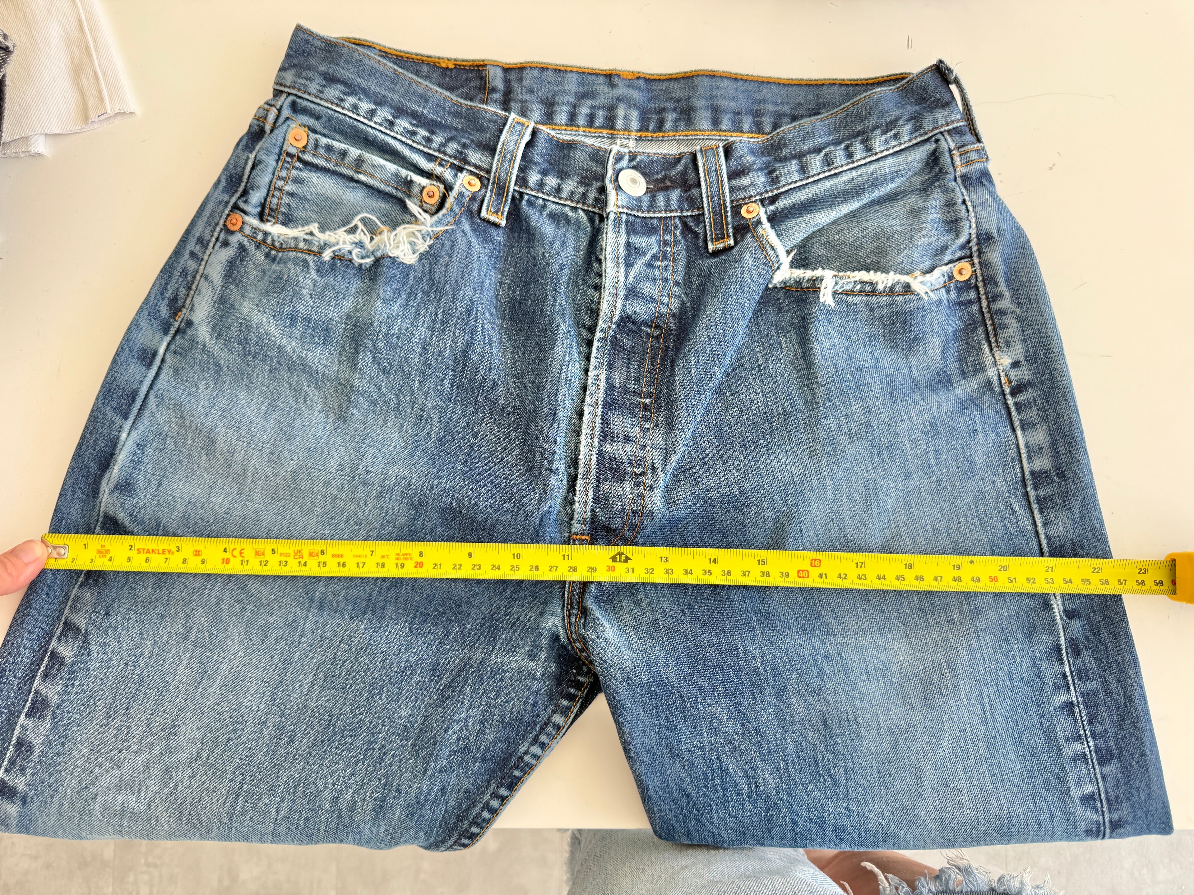 W29 L30 vintage Levis 501 29” measured waist dark indigo faded blue 501s Y2K