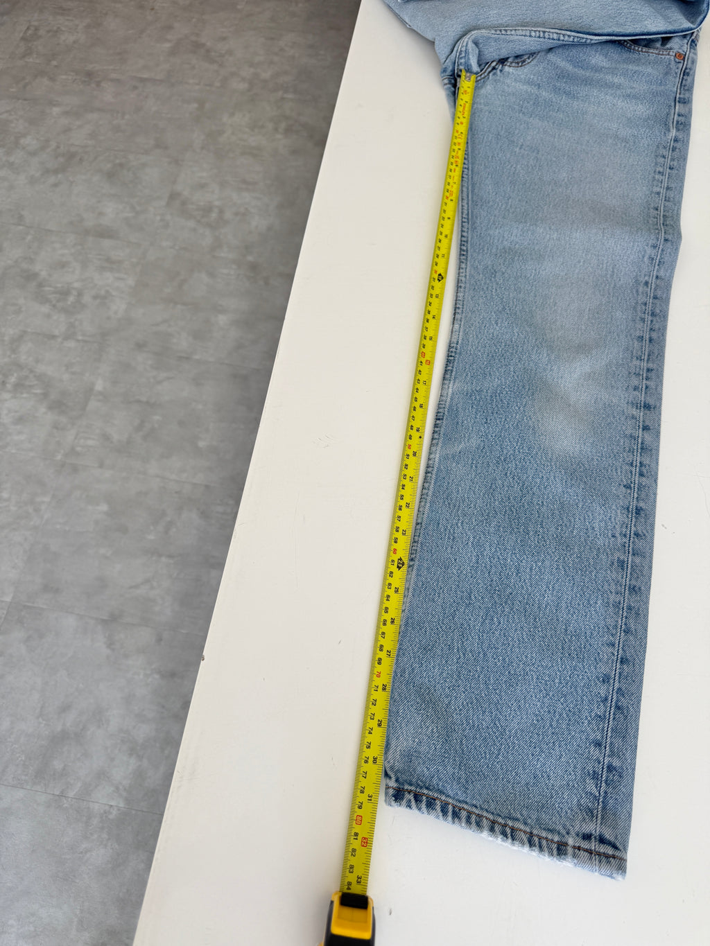 W27 L31 vintage Levis 501 27” measured waist light faded blue Y2K 501s