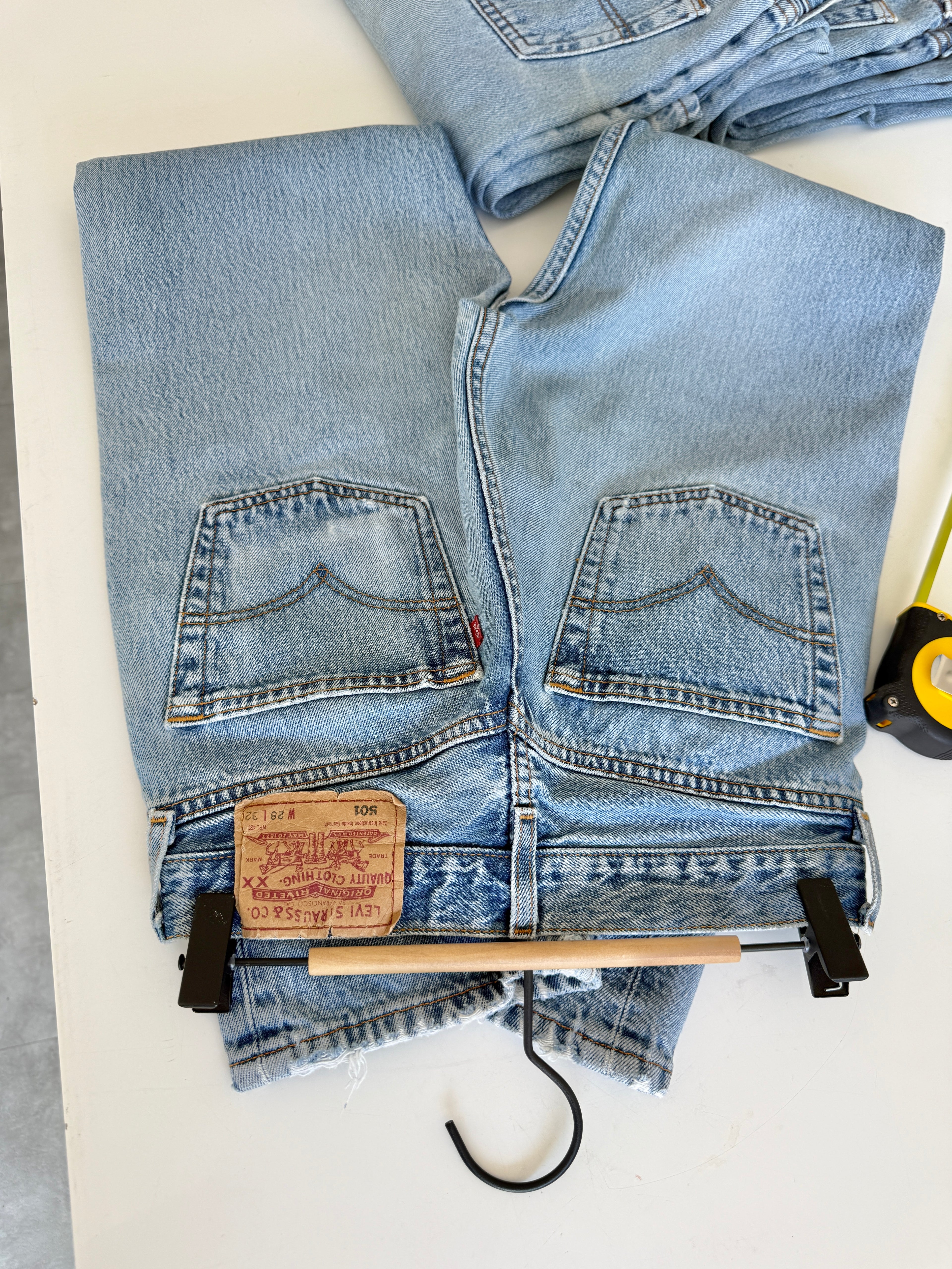 W26 L31 vintage Levis 501 25/26” measured waist medium light blue 501s Y2K wallet mark and cool fades nl