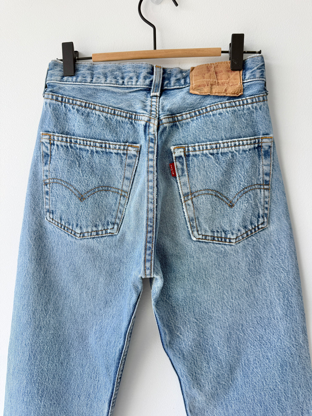 W25 L32 vintage Levis 501 25” measured waist blue 501s made in 80s