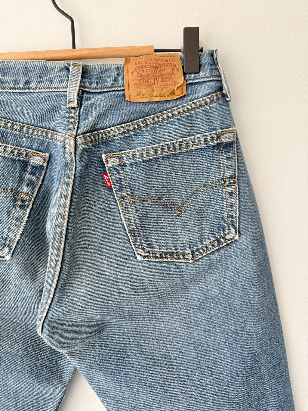 W26 L29 vintage Levis 501s 25/26” medium blue denim Levi’s 501s student fit 90s USA