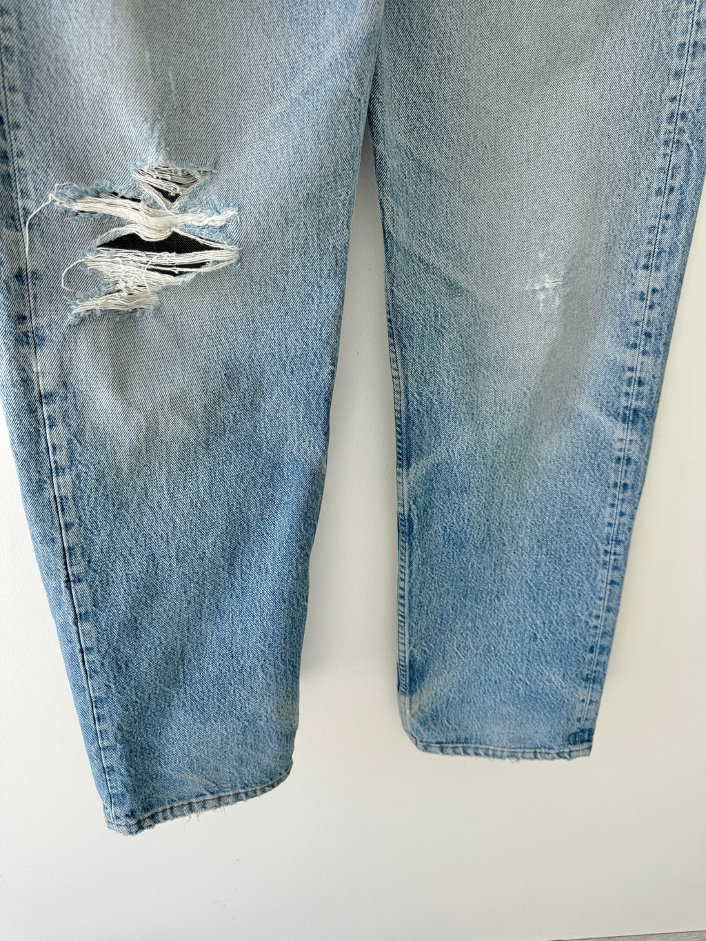 Soft denim W34 L29 vintage Levis 501 33/34” measured waist light faded blue distressed USA 90s 501s