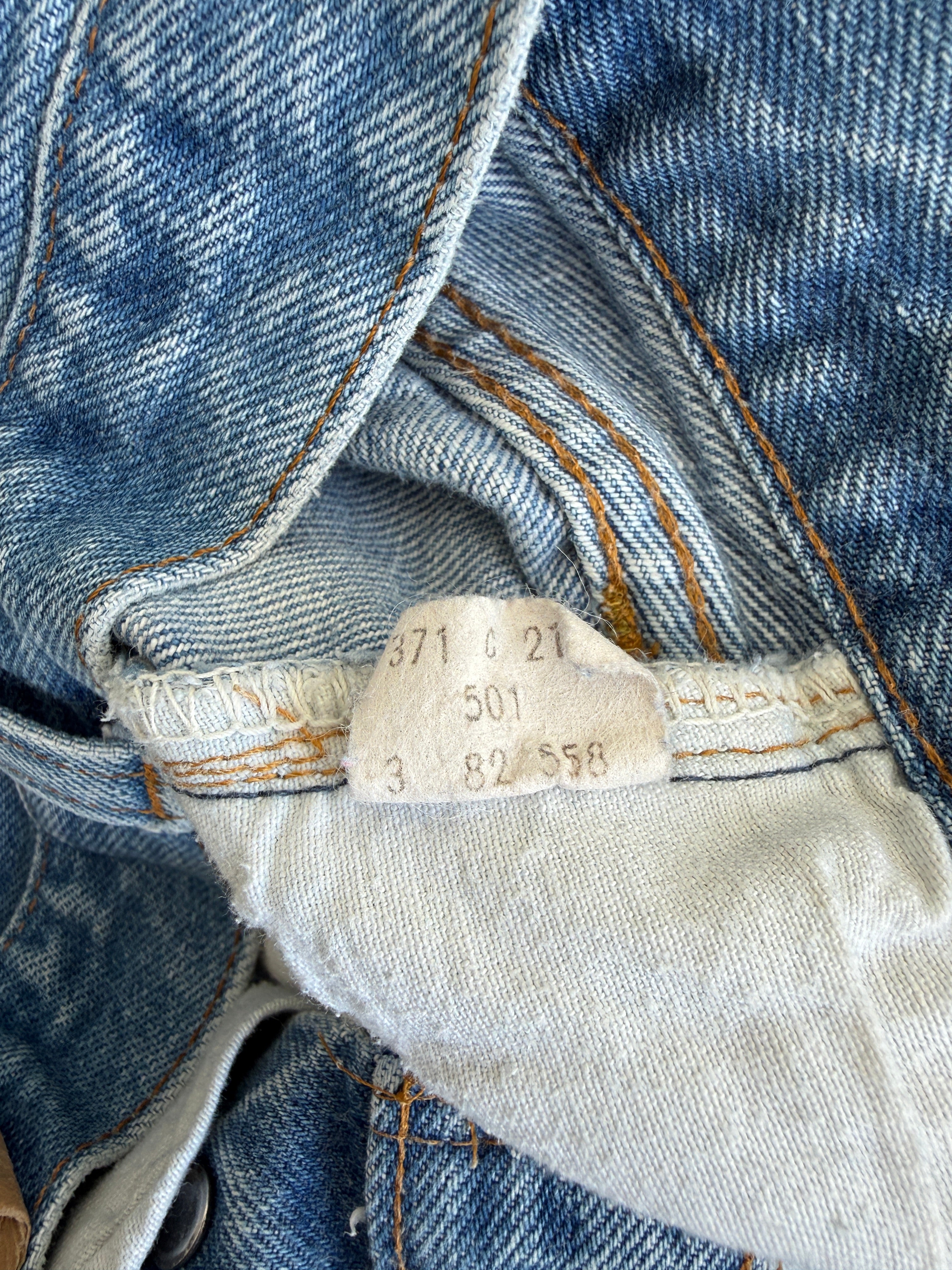 Selvedge W27 L30 vintage Levis 501 26-27”measured medium blue 80s USA 501 selvedge distressed & paint 501s