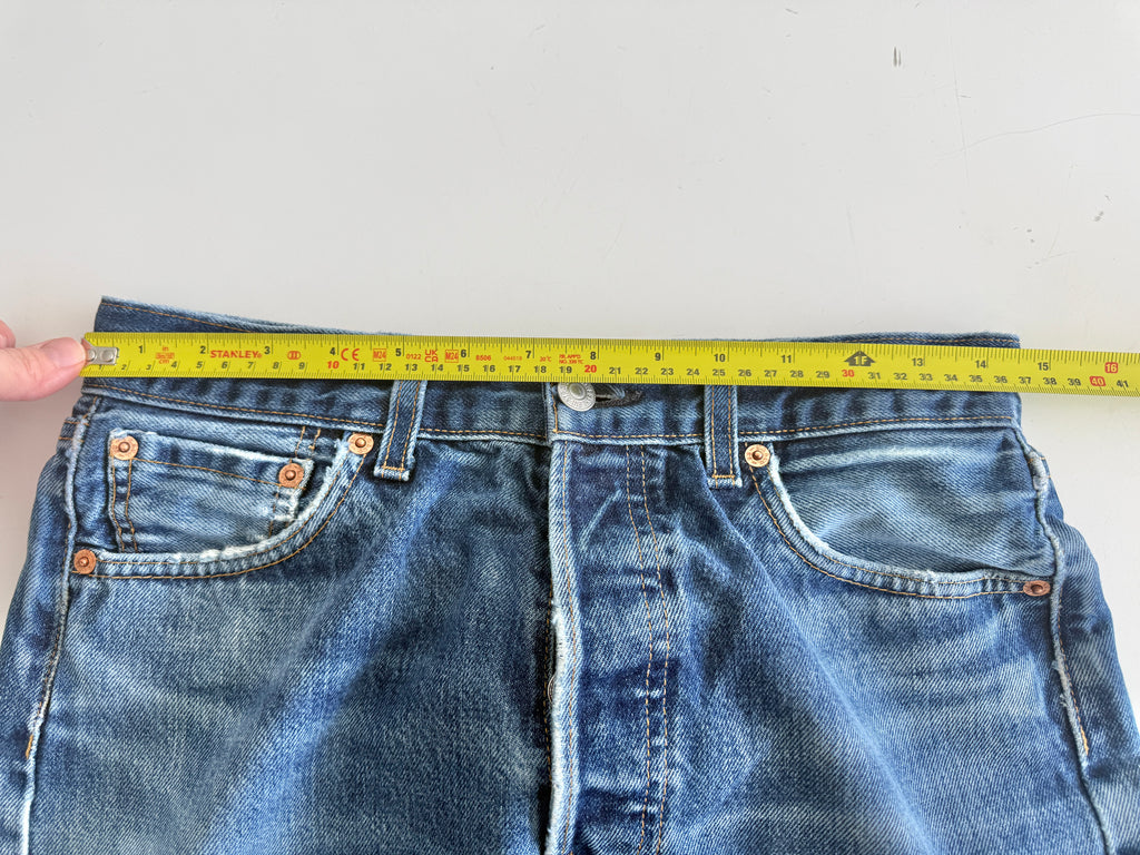W28 L28 vintage Levis 501 27-28” measured dark blue faded denim Y2K 501s wallet mark