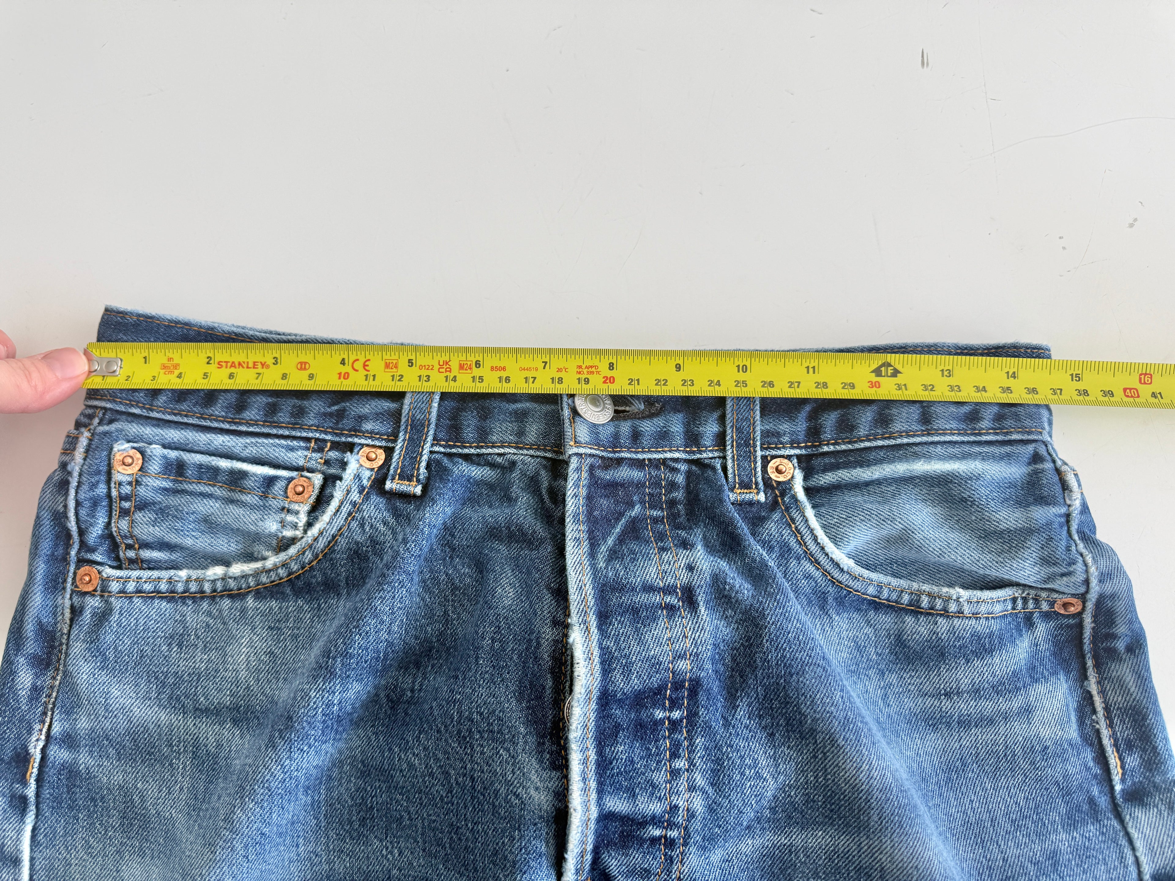 W28 L28 vintage Levis 501 27-28” measured dark blue faded denim Y2K 501s wallet mark